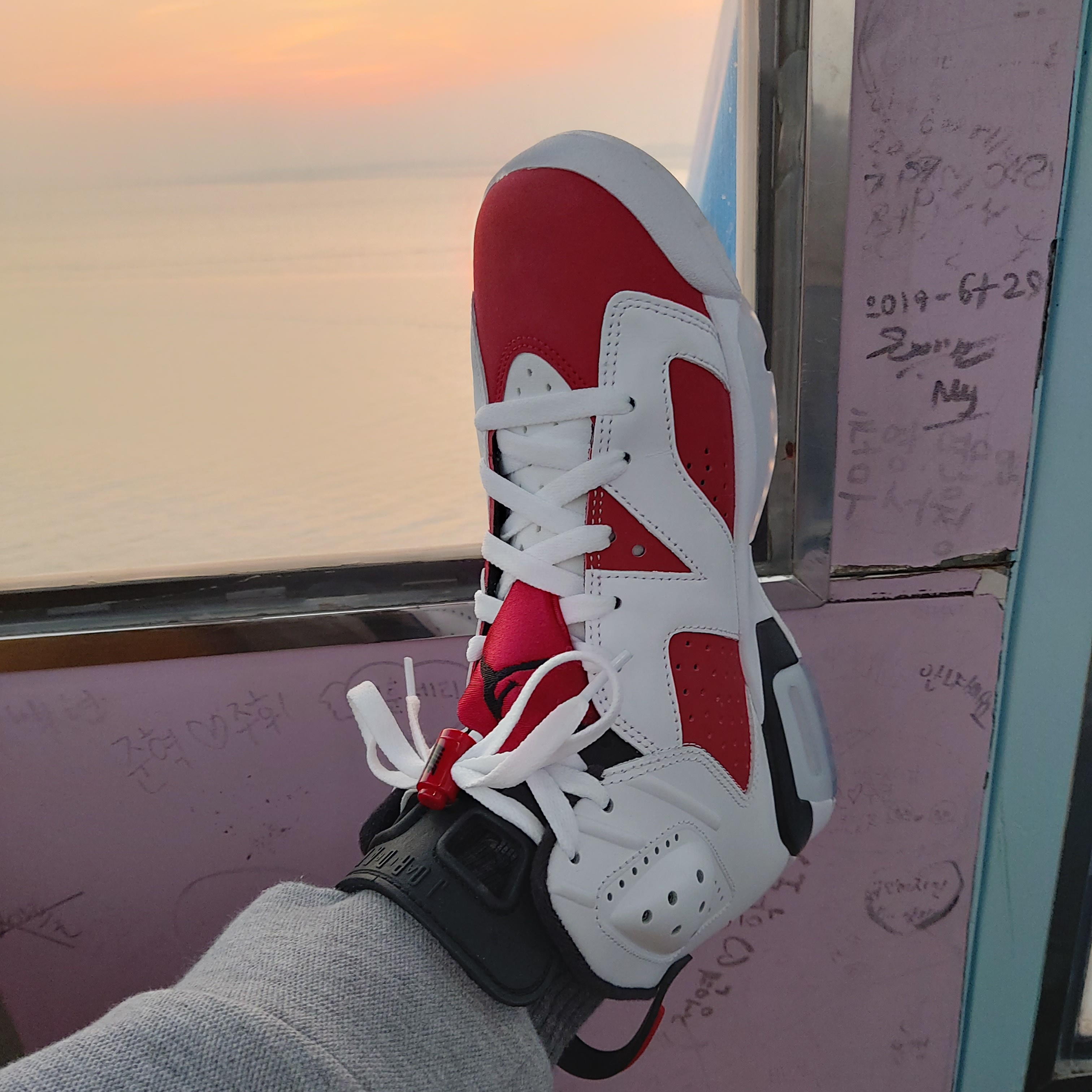 Jordan 6 Retro Carmine 2021 착용 스타일 - 1