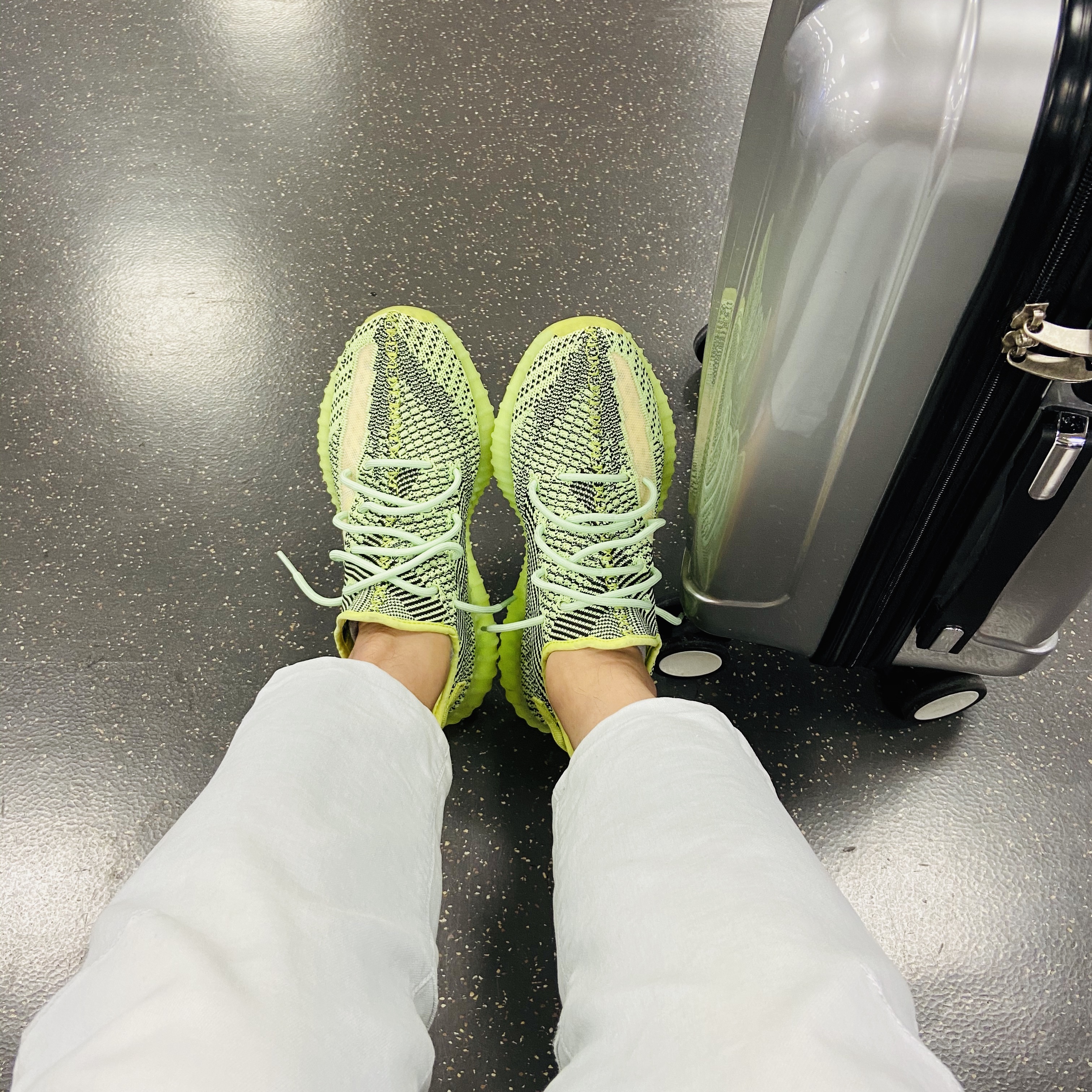 Adidas Yeezy Boost 350 V2 Yeezreel - Non-Reflective 착용 스타일