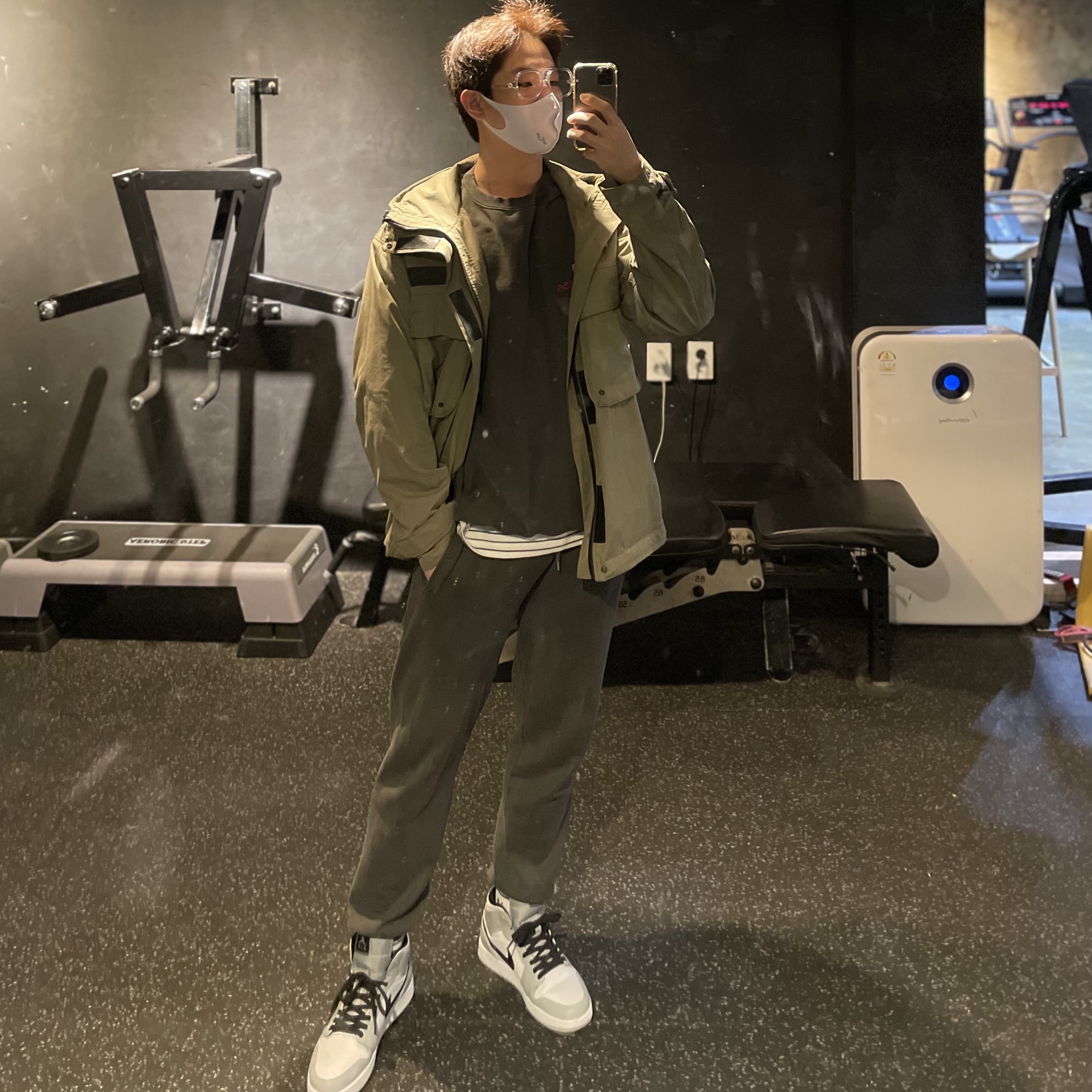 Jordan 1 Mid Light Smoke Grey 착용 스타일 - 1