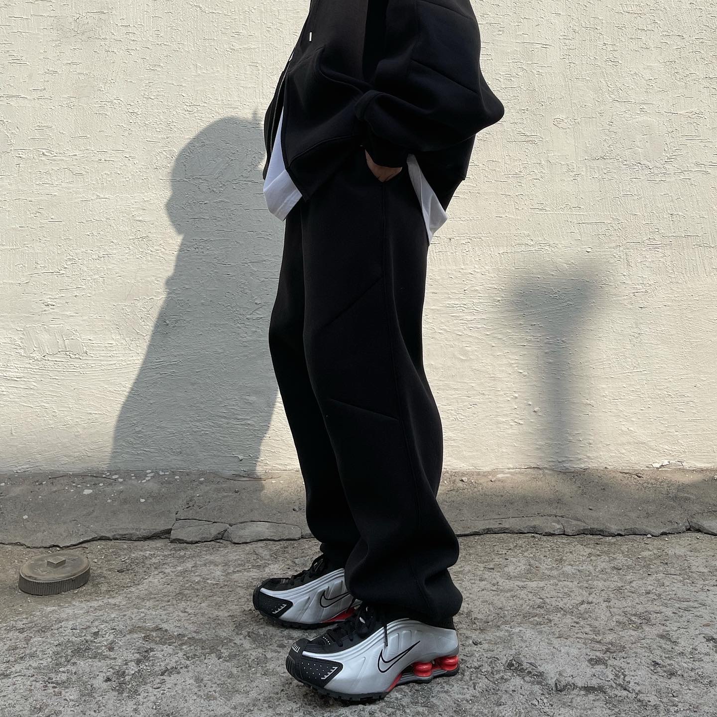 Nike Shox R4 Black and Metallic Silver 착용 스타일 - 2