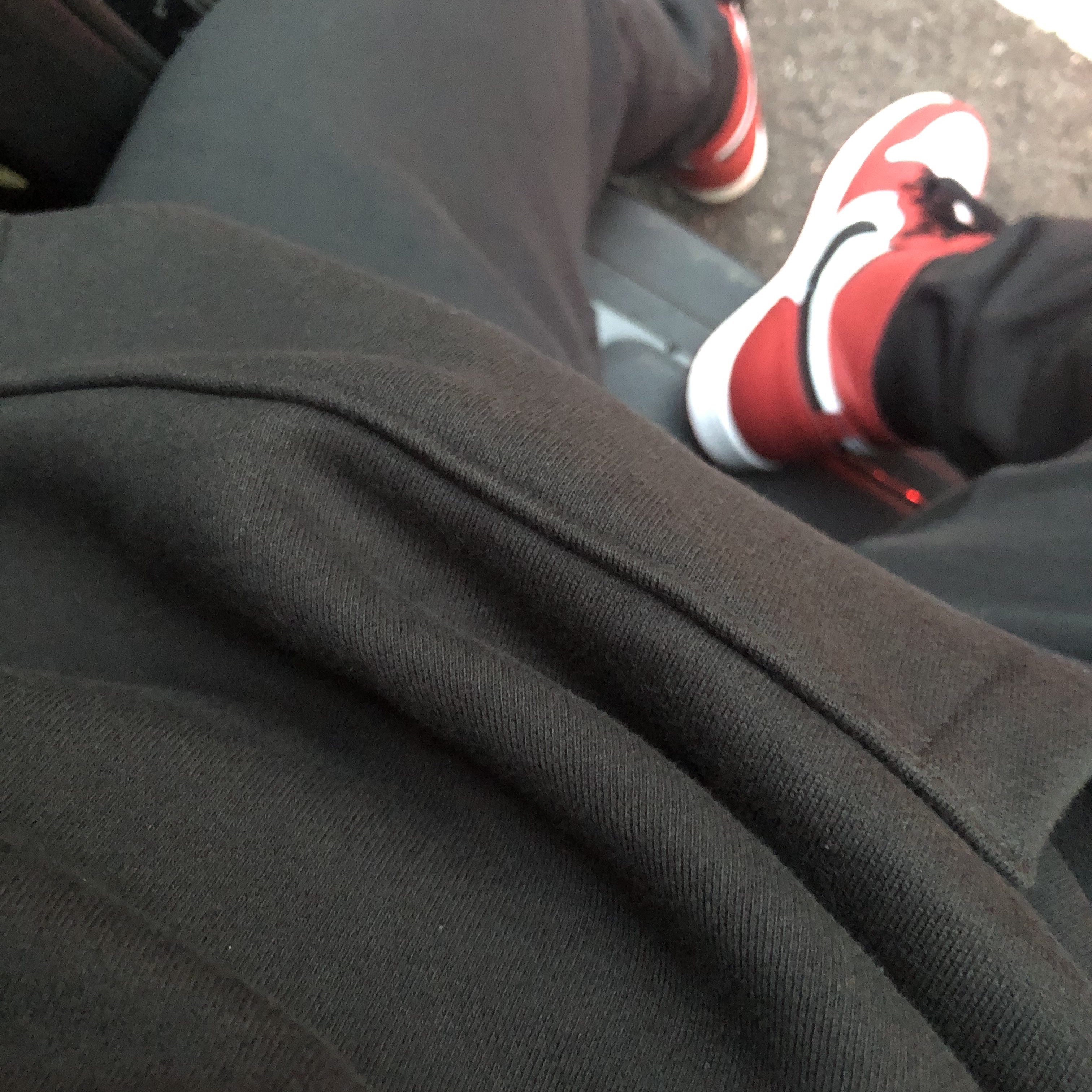Essentials 3D Silicon Applique Pullover Hoodie Dark Slate/Black 2020, Essentials Sweatpants Dark Slate/Black 2020 착용 스타일 - 1