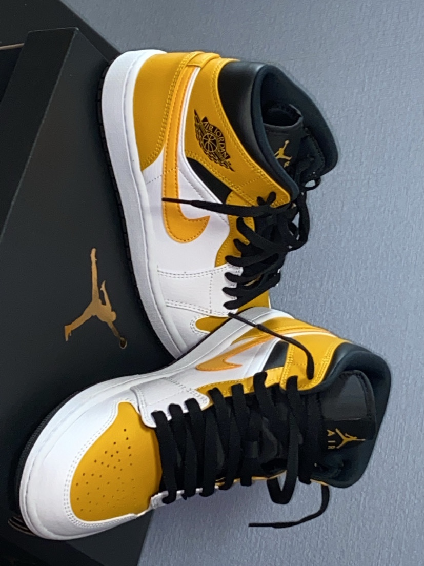 Jordan 1 Mid White University Gold 착용 스타일