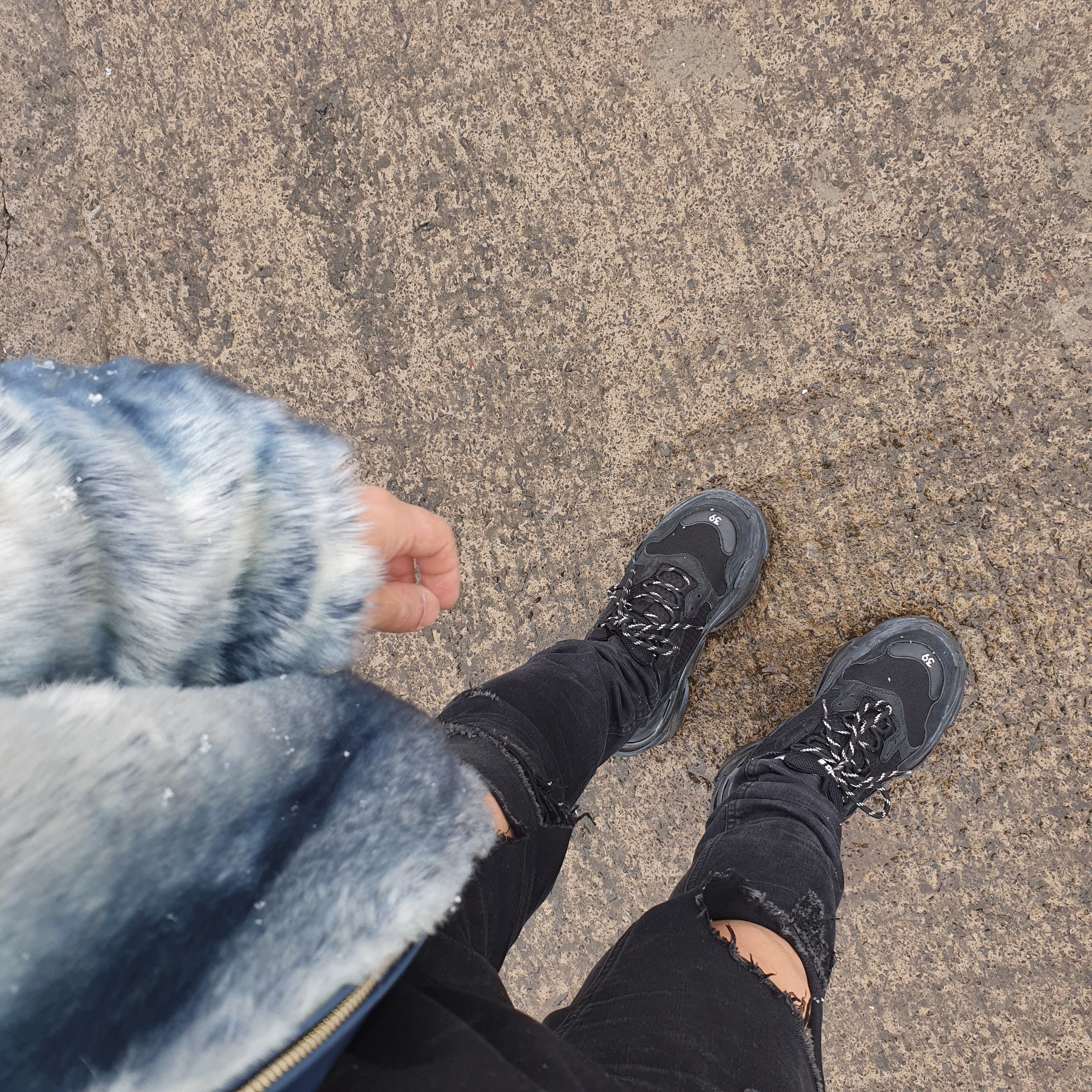 Supreme Faux Fur Reversible Hooded Jacket Ice Blue - 20FW, Balenciaga Triple S Triple Black 2018 Reissue (Pre-Distressed) 착용 스타일