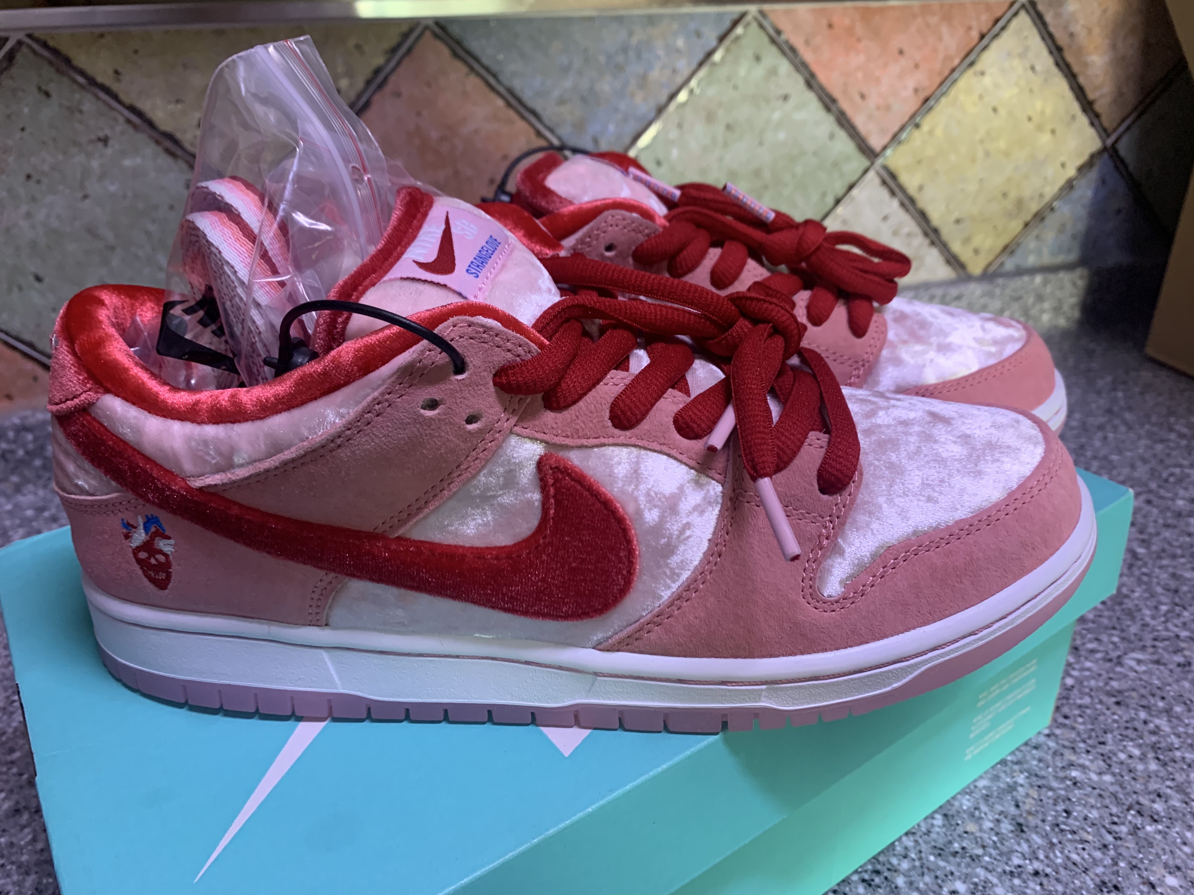 Nike x StrangeLove SB Dunk Low Pink (Regular Box) 착용 스타일 - 2