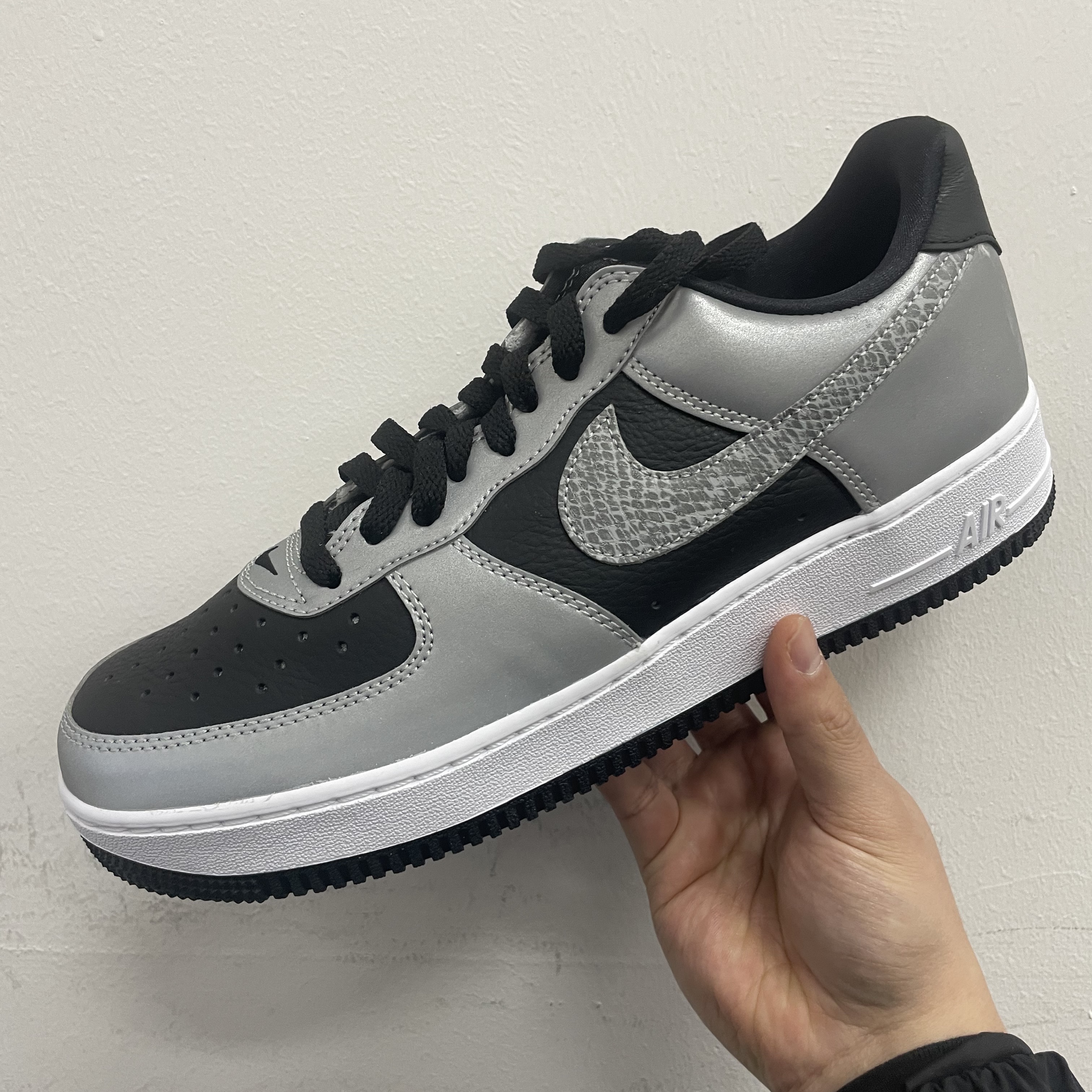 Nike Air Force 1 B Silver Snake 착용 스타일 - 1