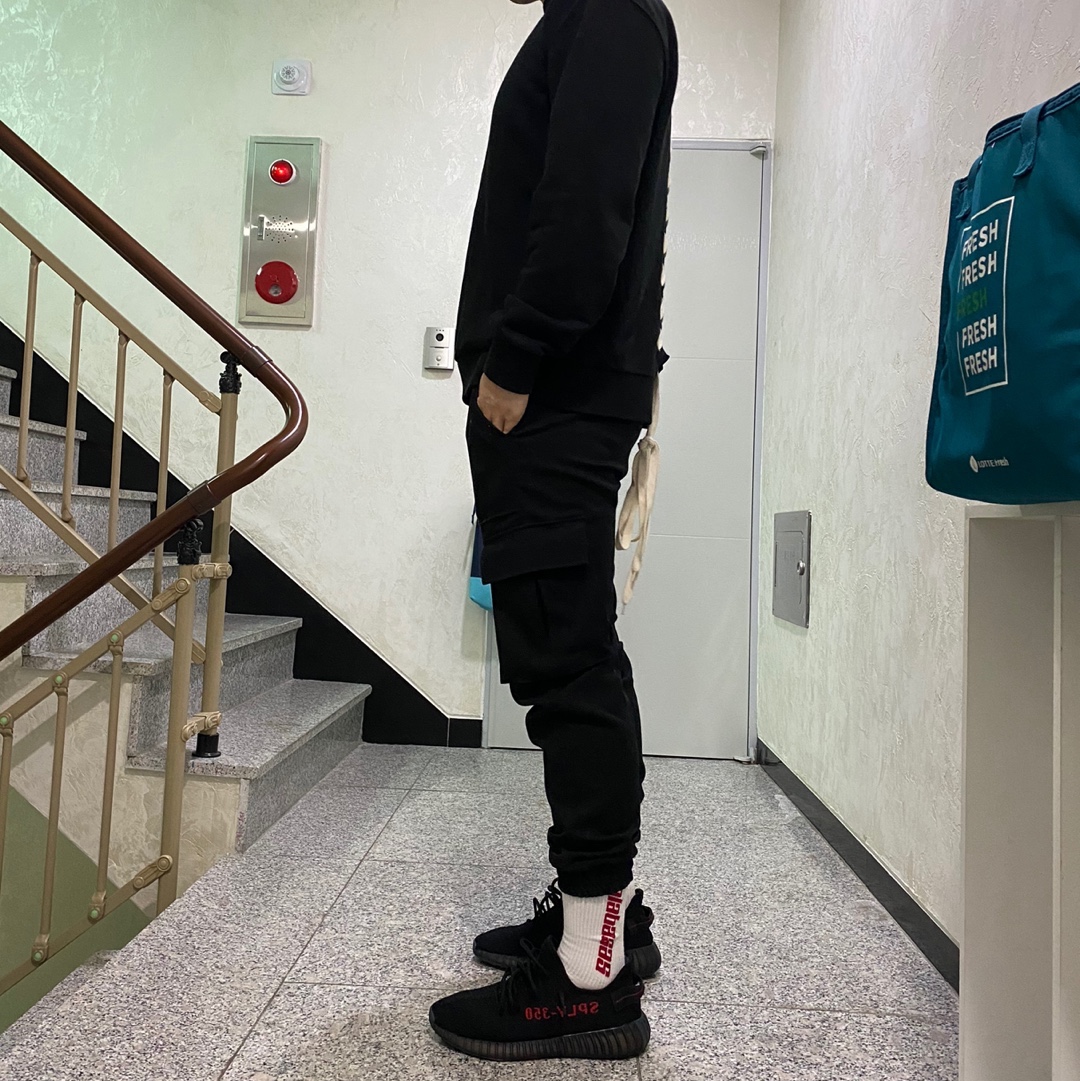 Adidas Yeezy Boost 350 V2 Black Red 2020 착용 스타일