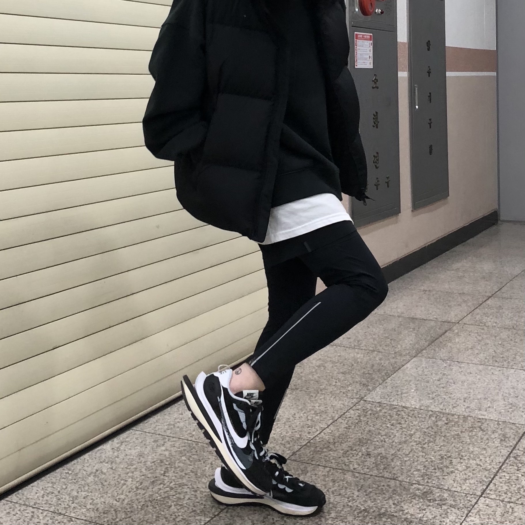 Nike x Sacai VaporWaffle Black White 착용 스타일 - 3