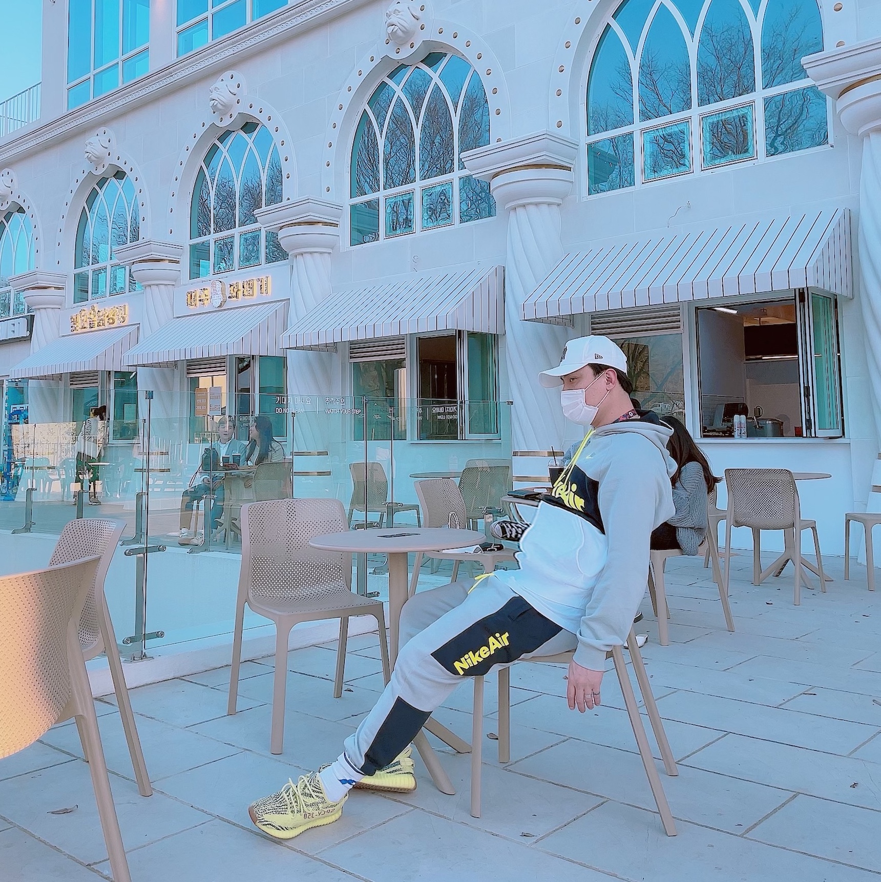 Adidas Yeezy Boost 350 V2 Semi Frozen Yellow 착용 스타일 - 1