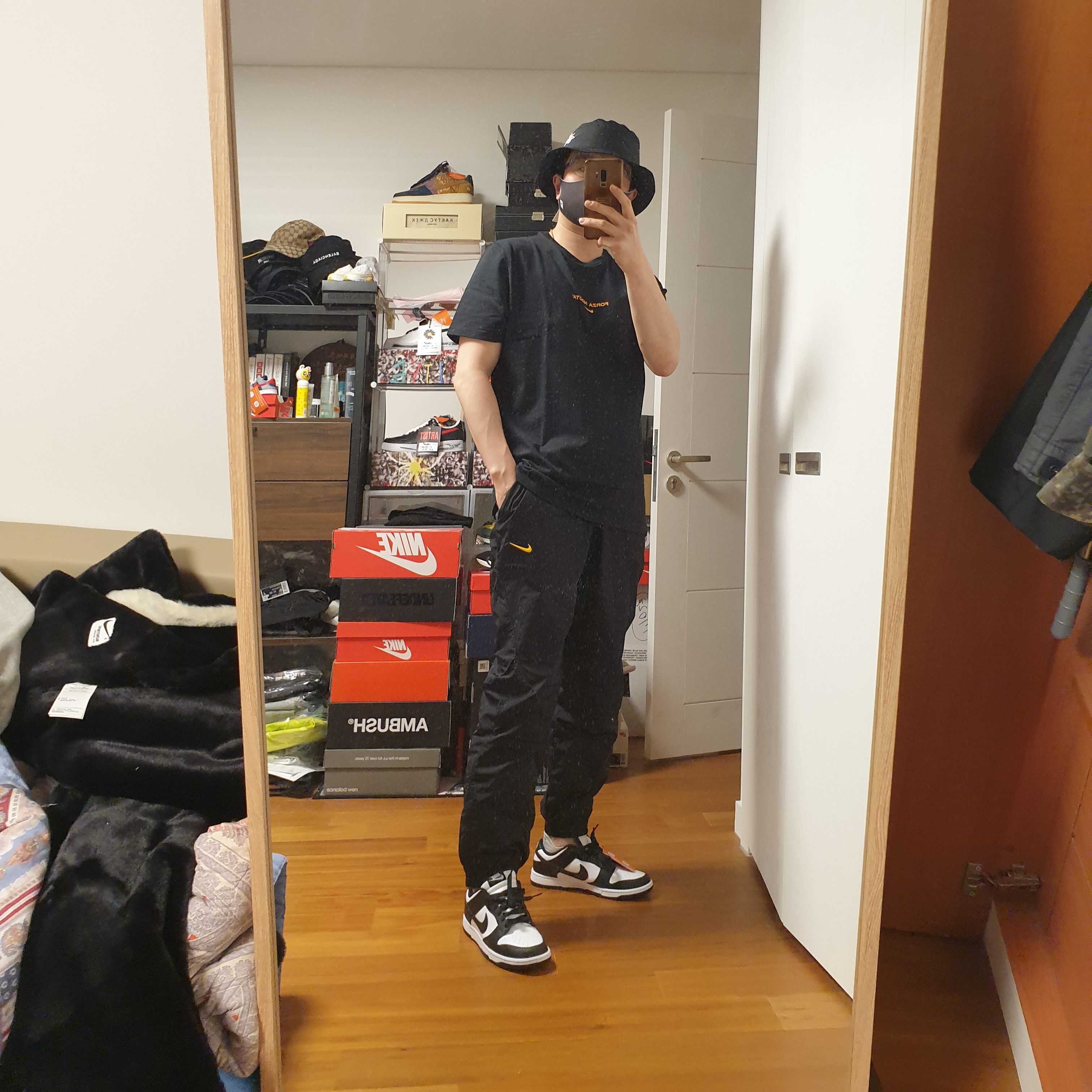 Nike x Stussy Bucket Hat Black, Nike x Drake Nocta Essential Track Pants Black - Asia 착용 스타일 - 1