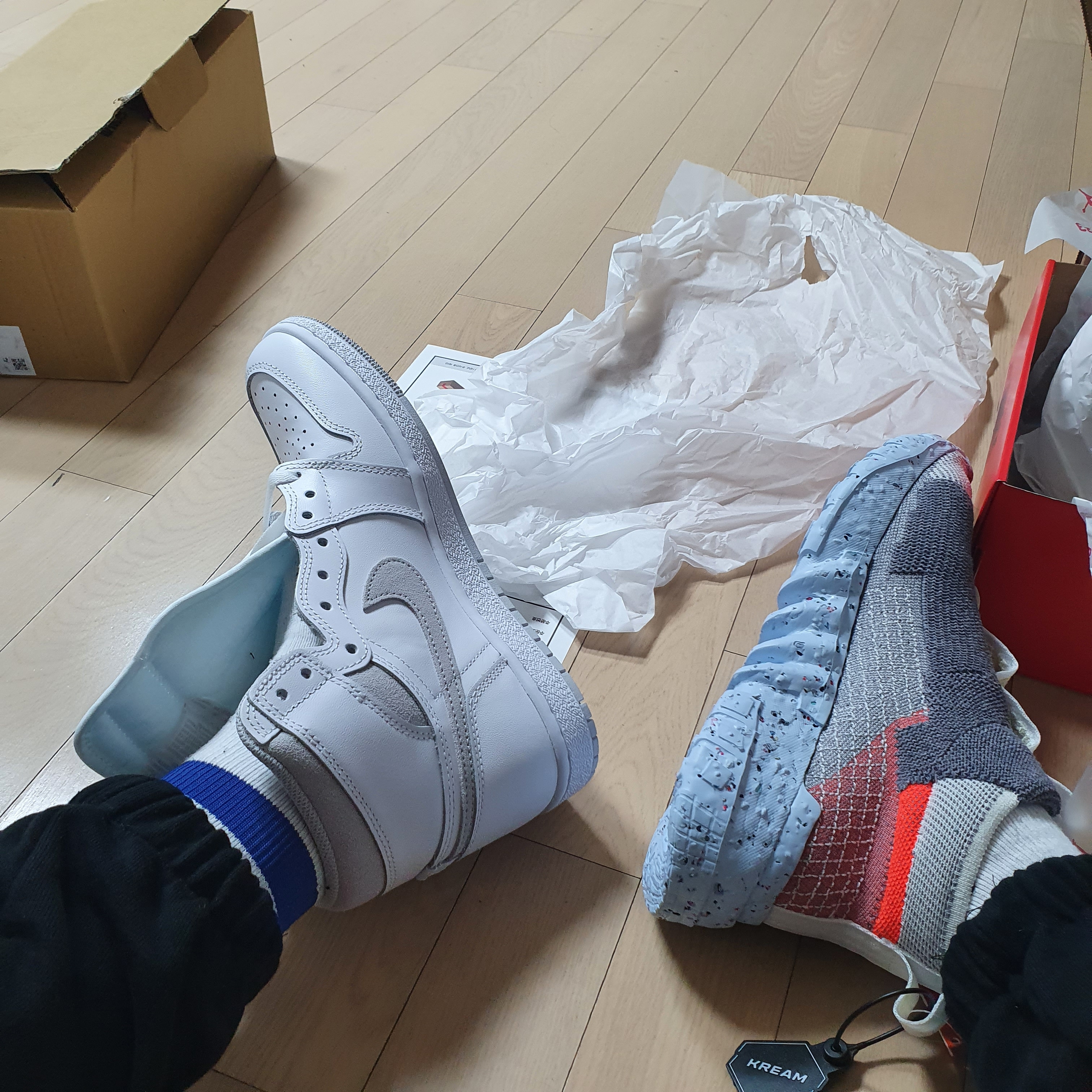 Nike Space Hippie 02 Vast Grey Hyper Crimson, Jordan 1 High 85 Neutral Grey 착용 스타일