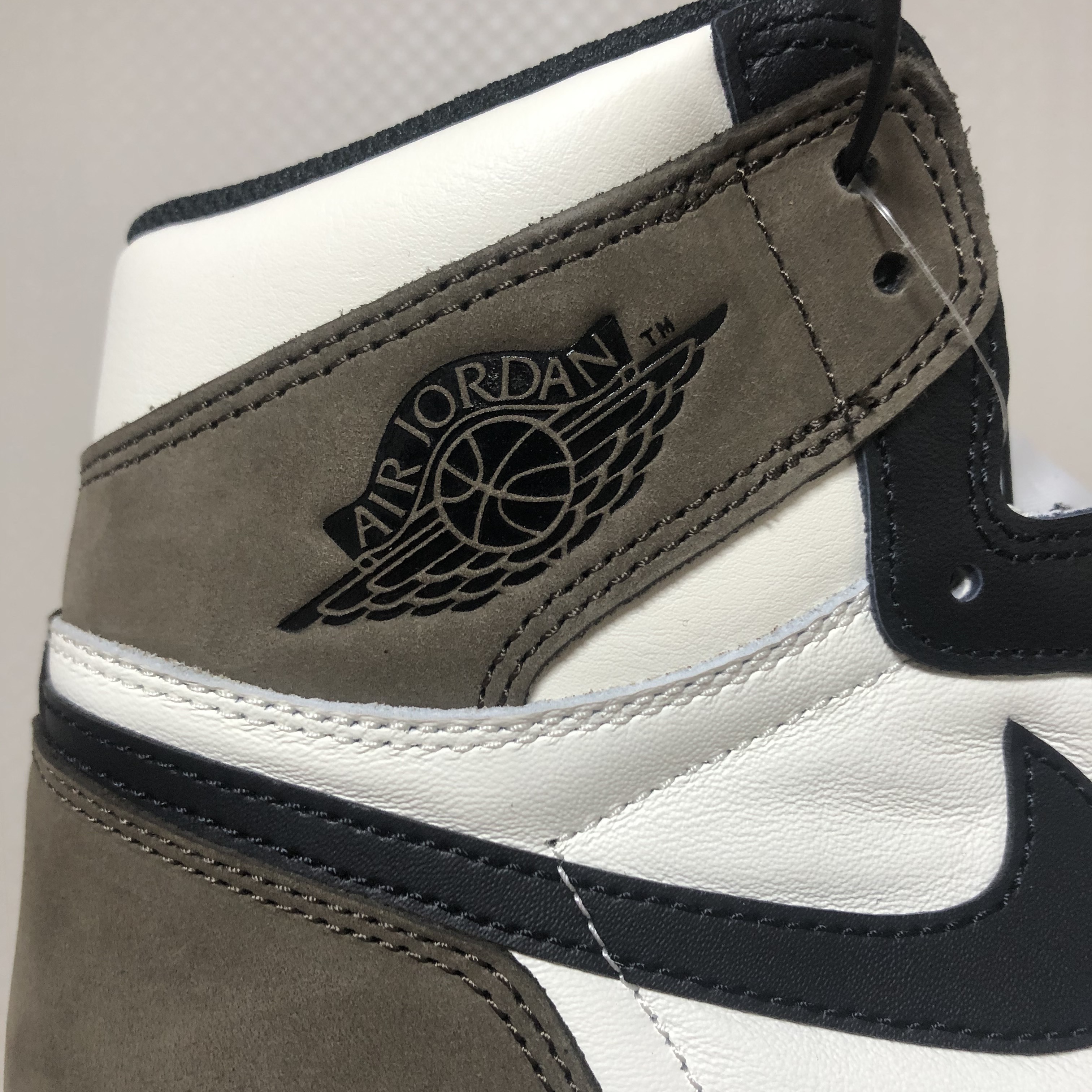 Jordan 1 Retro High OG Black Mocha 착용 스타일 - 2
