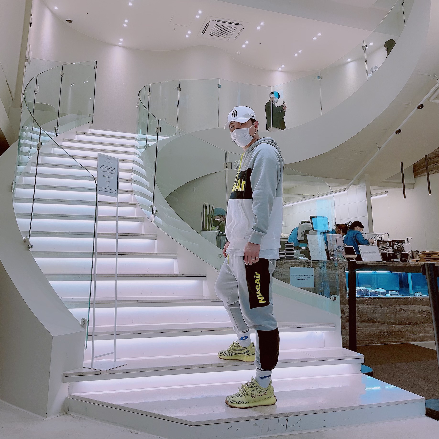 Adidas Yeezy Boost 350 V2 Semi Frozen Yellow 착용 스타일 - 2