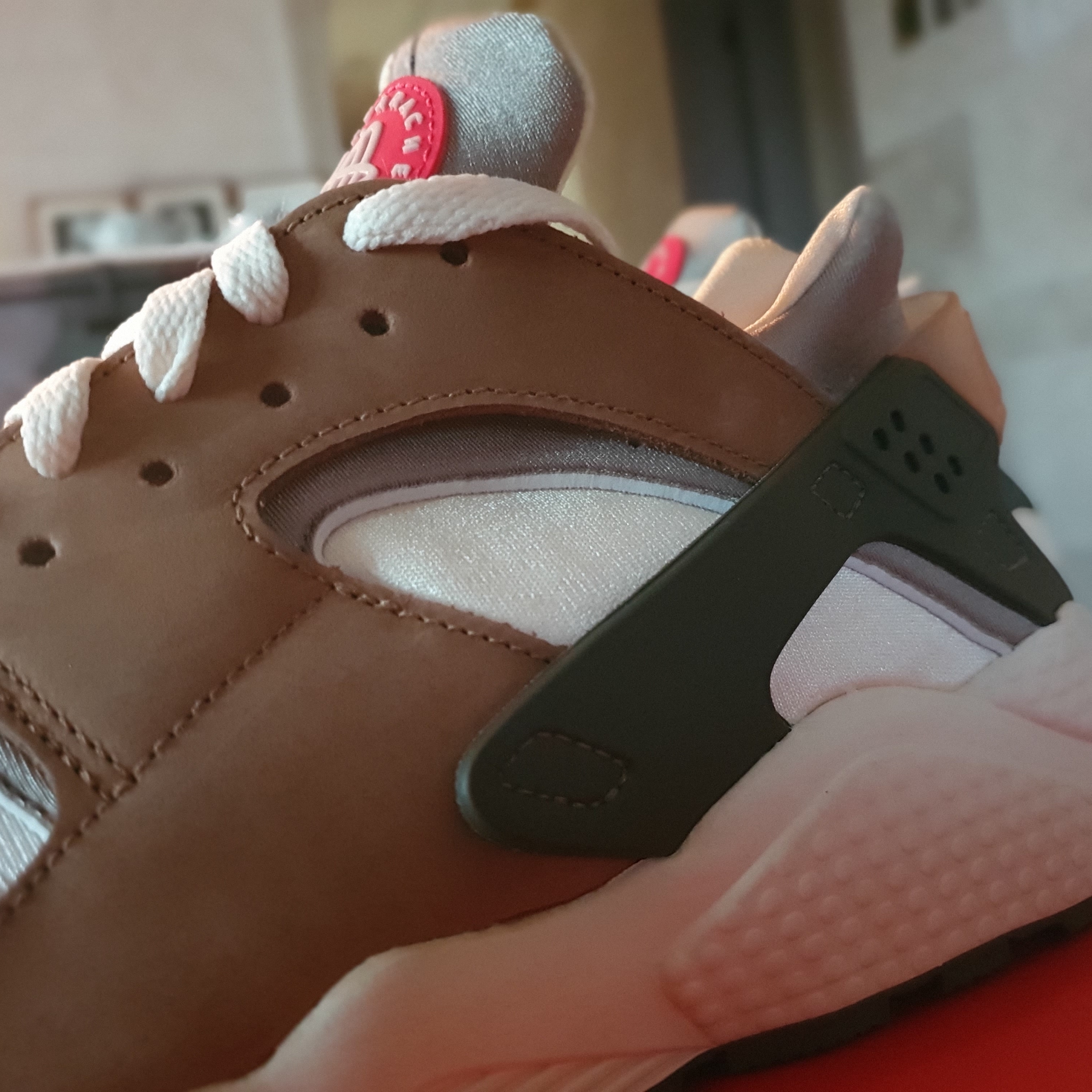Nike x Stussy Air Huarache LE Desert Oak 착용 스타일 - 2