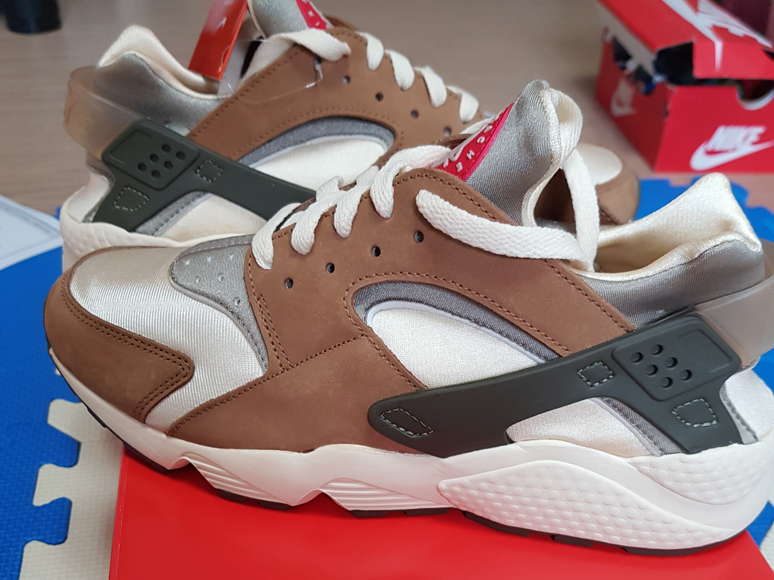 Nike x Stussy Air Huarache LE Desert Oak 착용 스타일