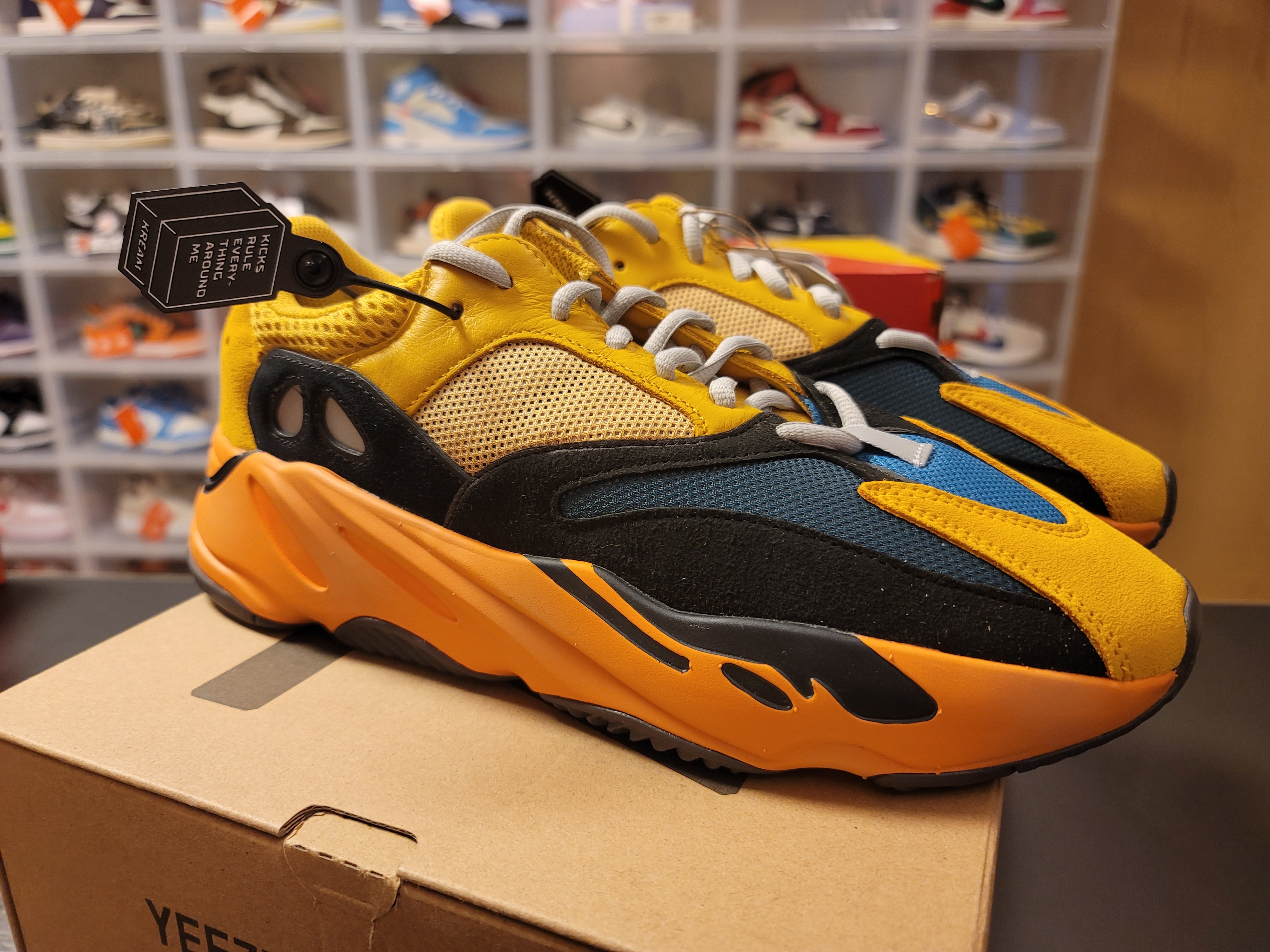 Adidas Yeezy Boost 700 Sun 착용 스타일 - 2