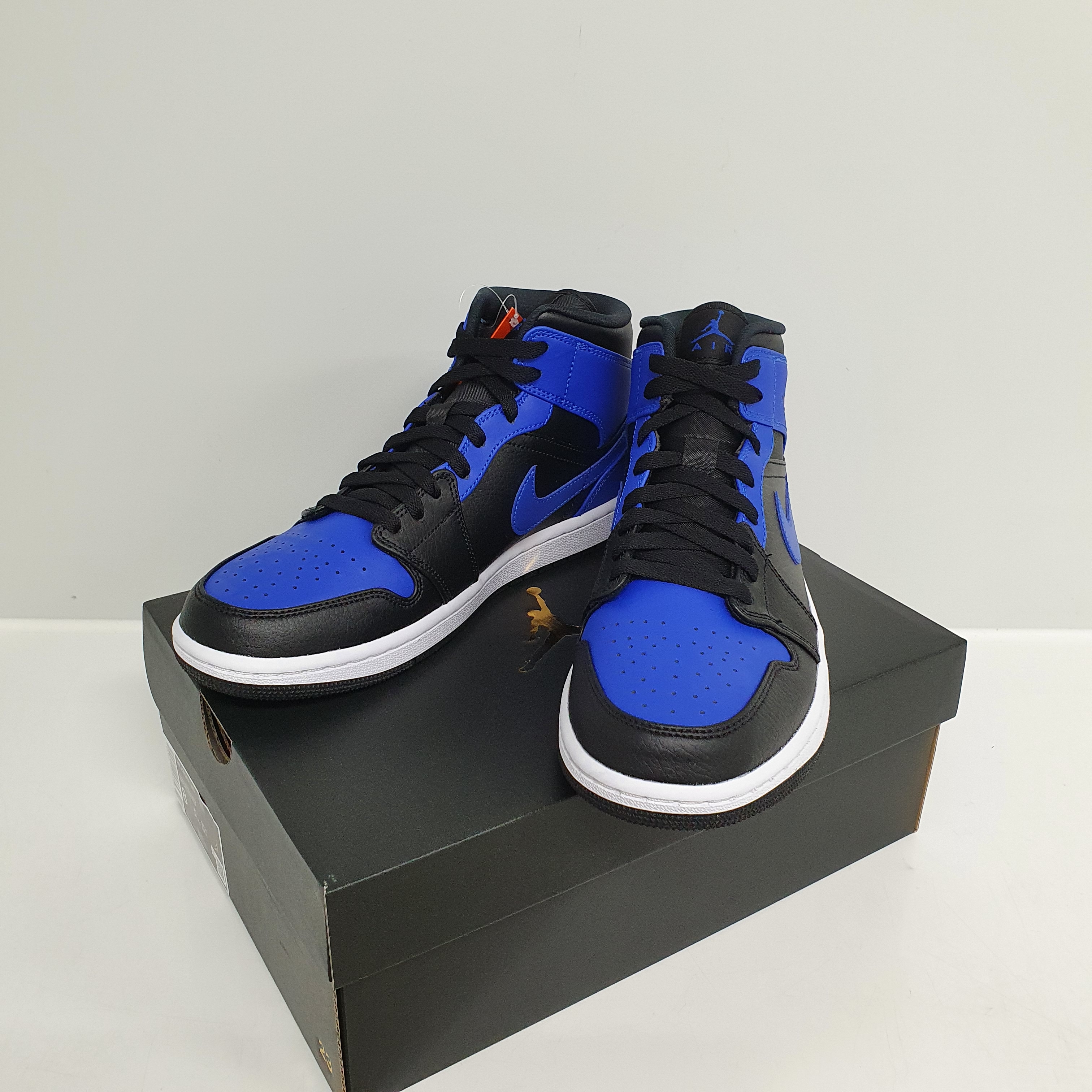 Jordan 1 Mid Black Hyper Royal 착용 스타일 - 3