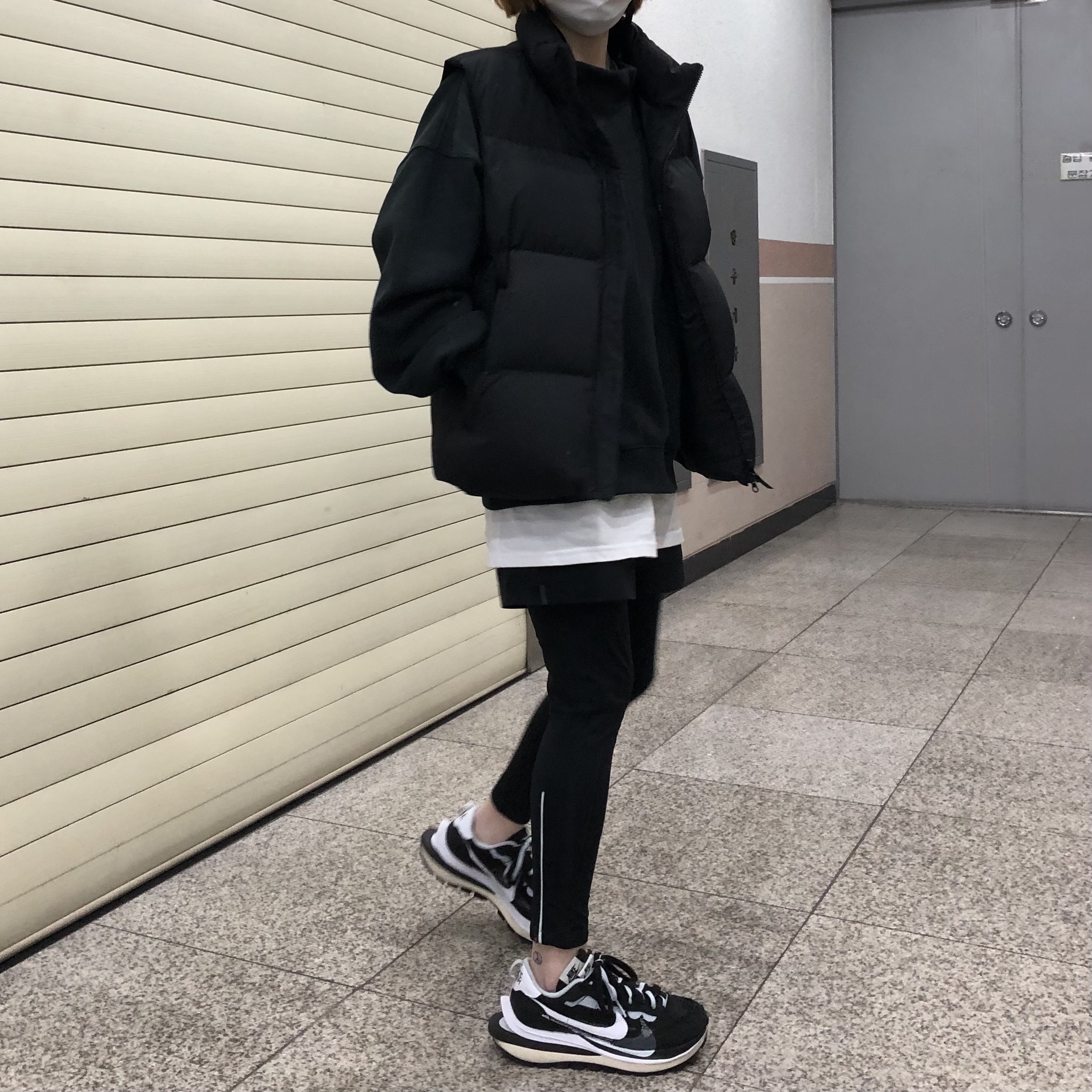Nike x Sacai VaporWaffle Black White 착용 스타일 - 2