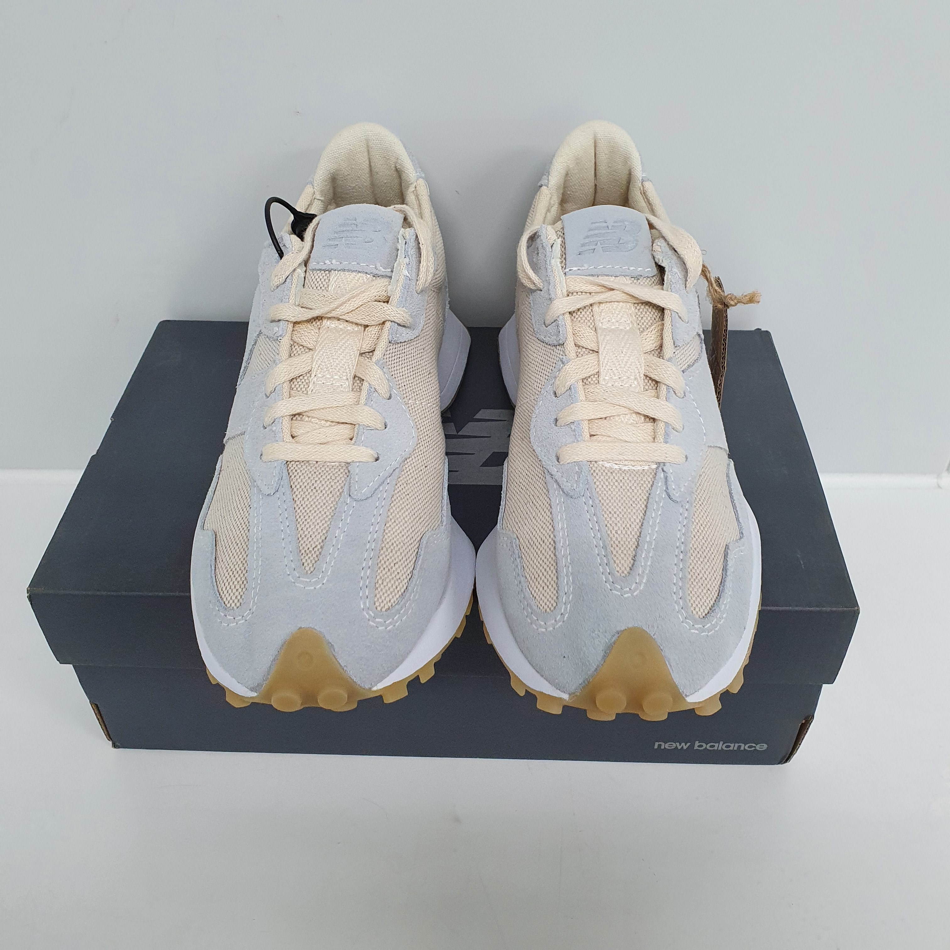 (W) New Balance 327 Undyed White Pale Blue 착용 스타일 - 3