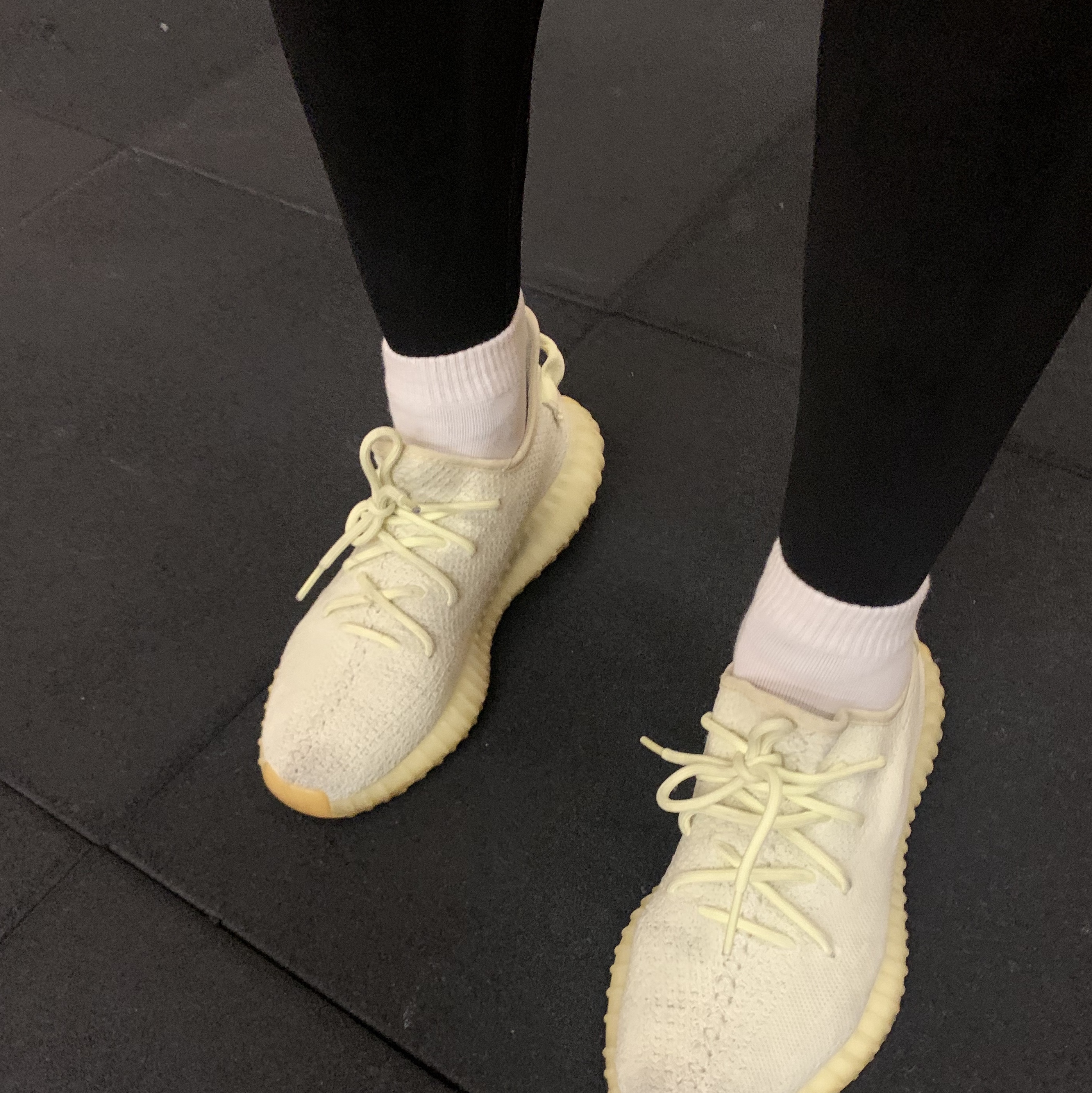 Adidas Yeezy Boost 350 V2 Butter 착용 스타일