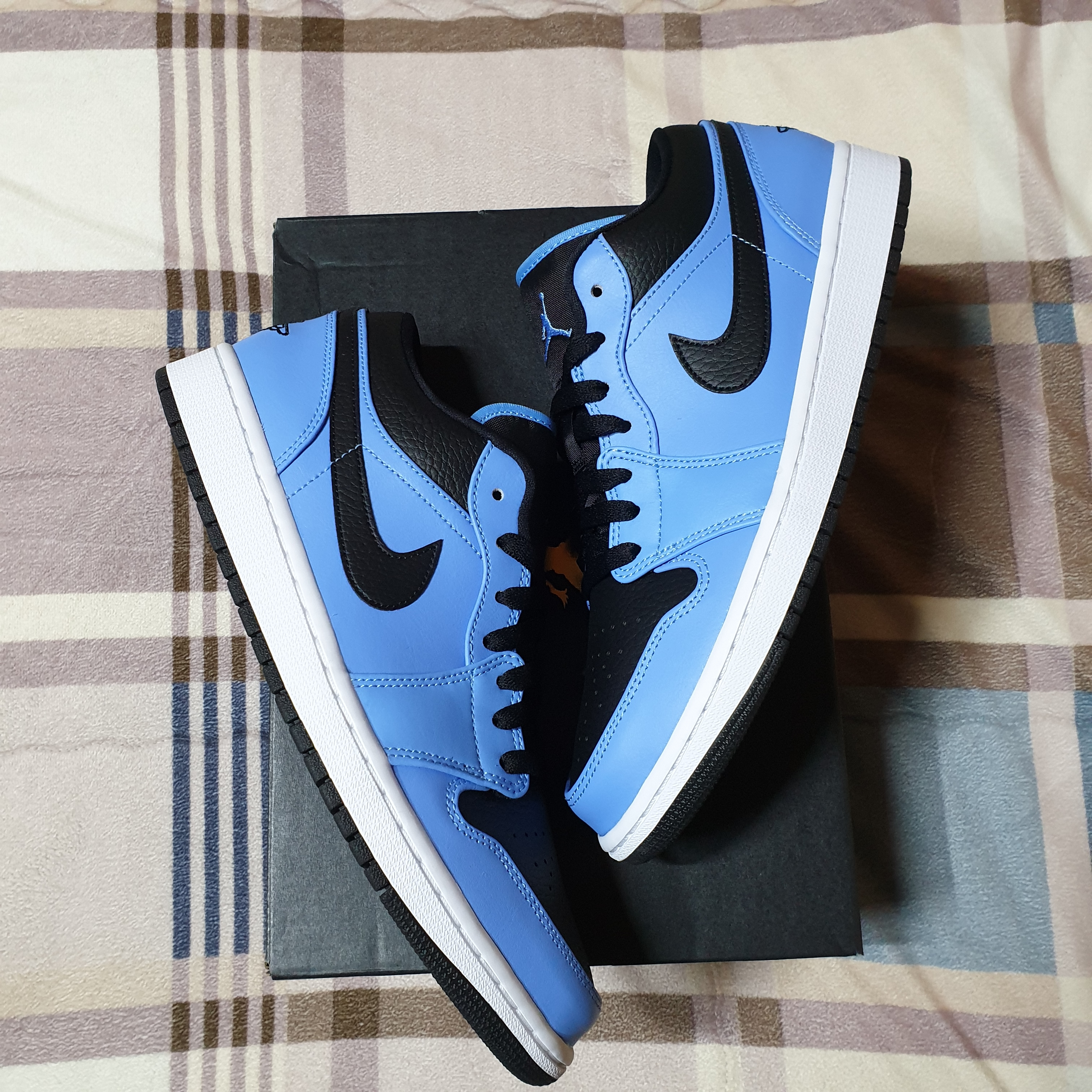 Jordan 1 Low University Blue Black 착용 스타일 - 1