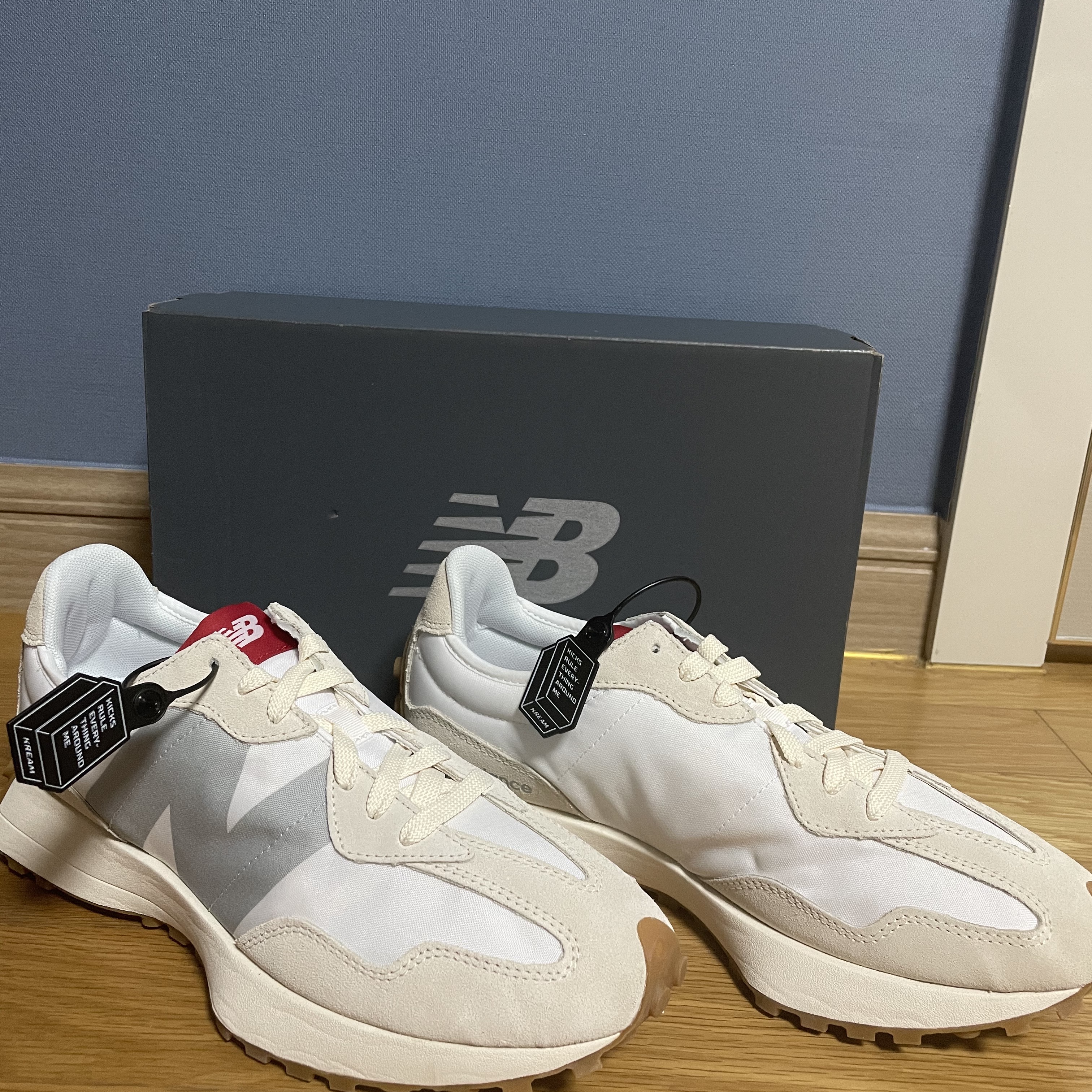New Balance 327 White Silver Gum 착용 스타일