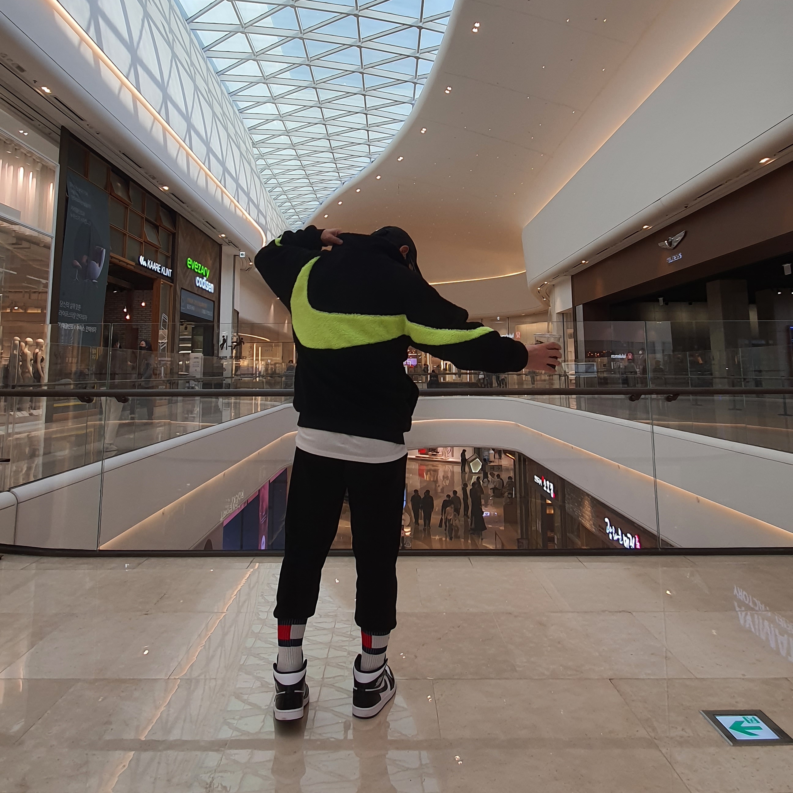 Jordan 1 Mid SE ASW Black, Nike Big Swoosh Full Zip Jacket Black Volt 착용 스타일