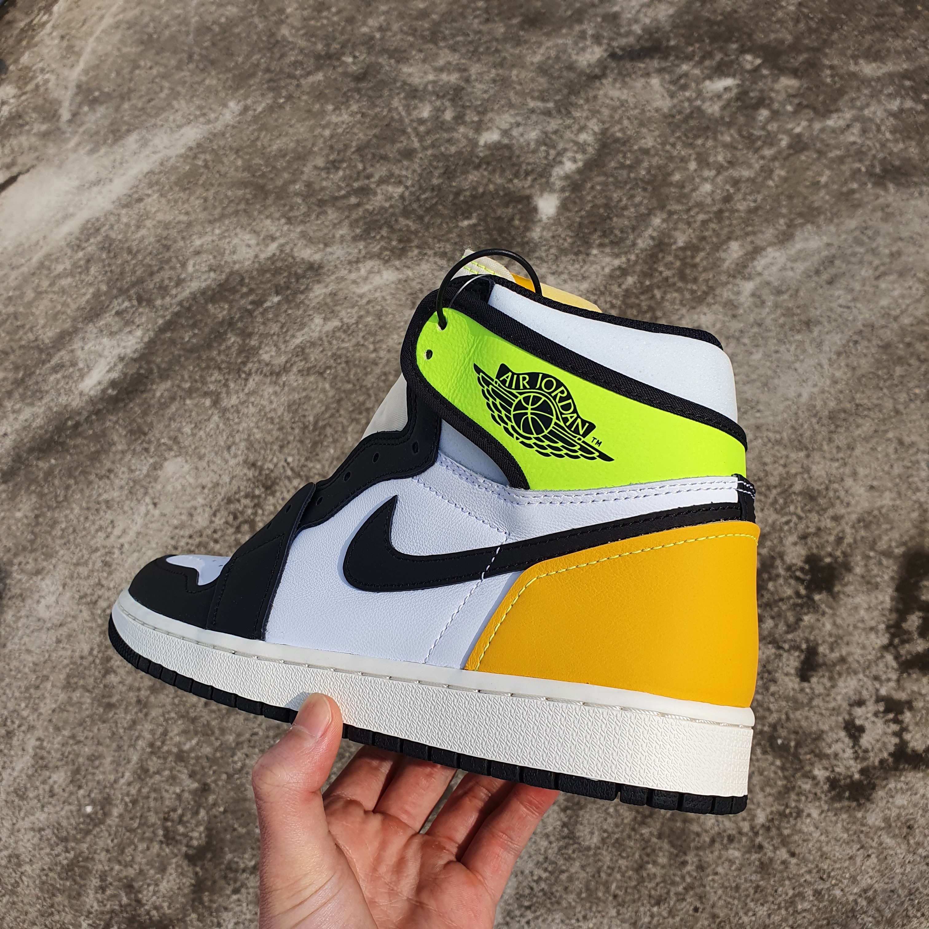 Jordan 1 Retro High OG Volt Gold 착용 스타일 - 2