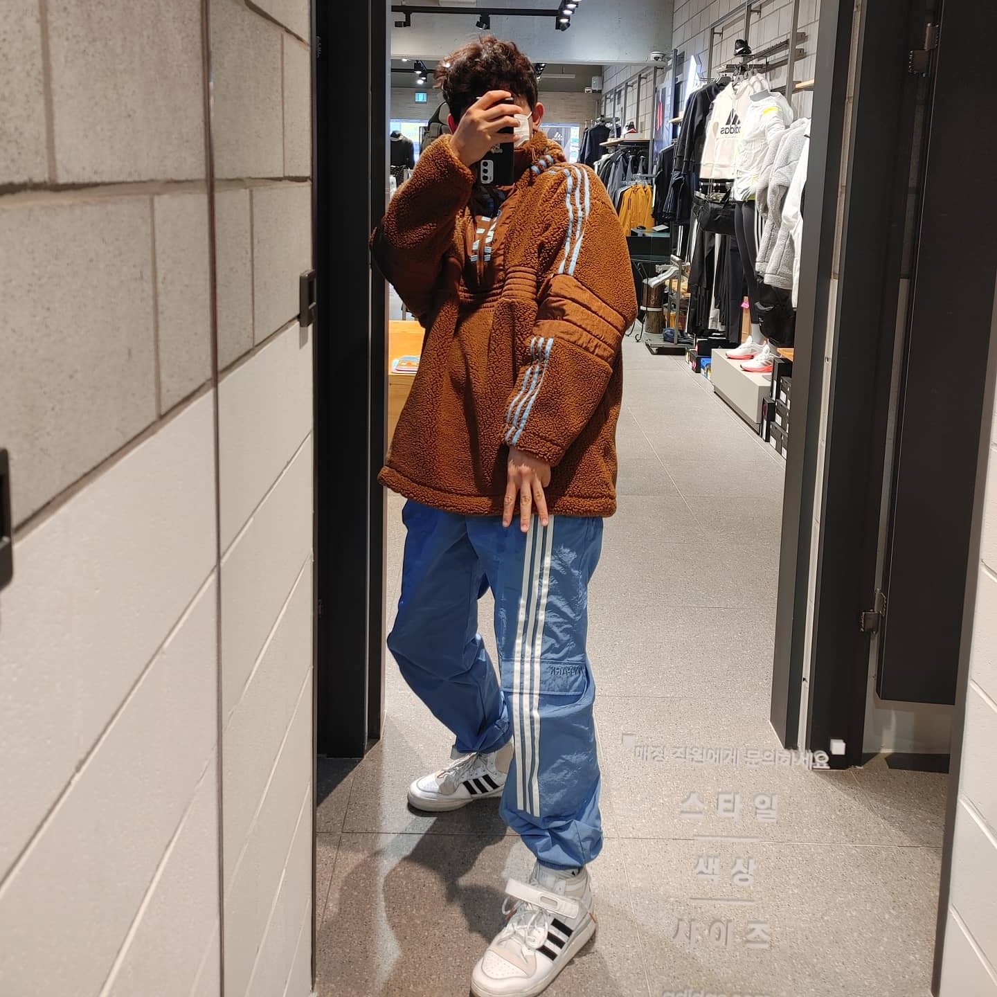 Adidas x Beyonce Ivy Park Forum Mid White Mesa 착용 스타일