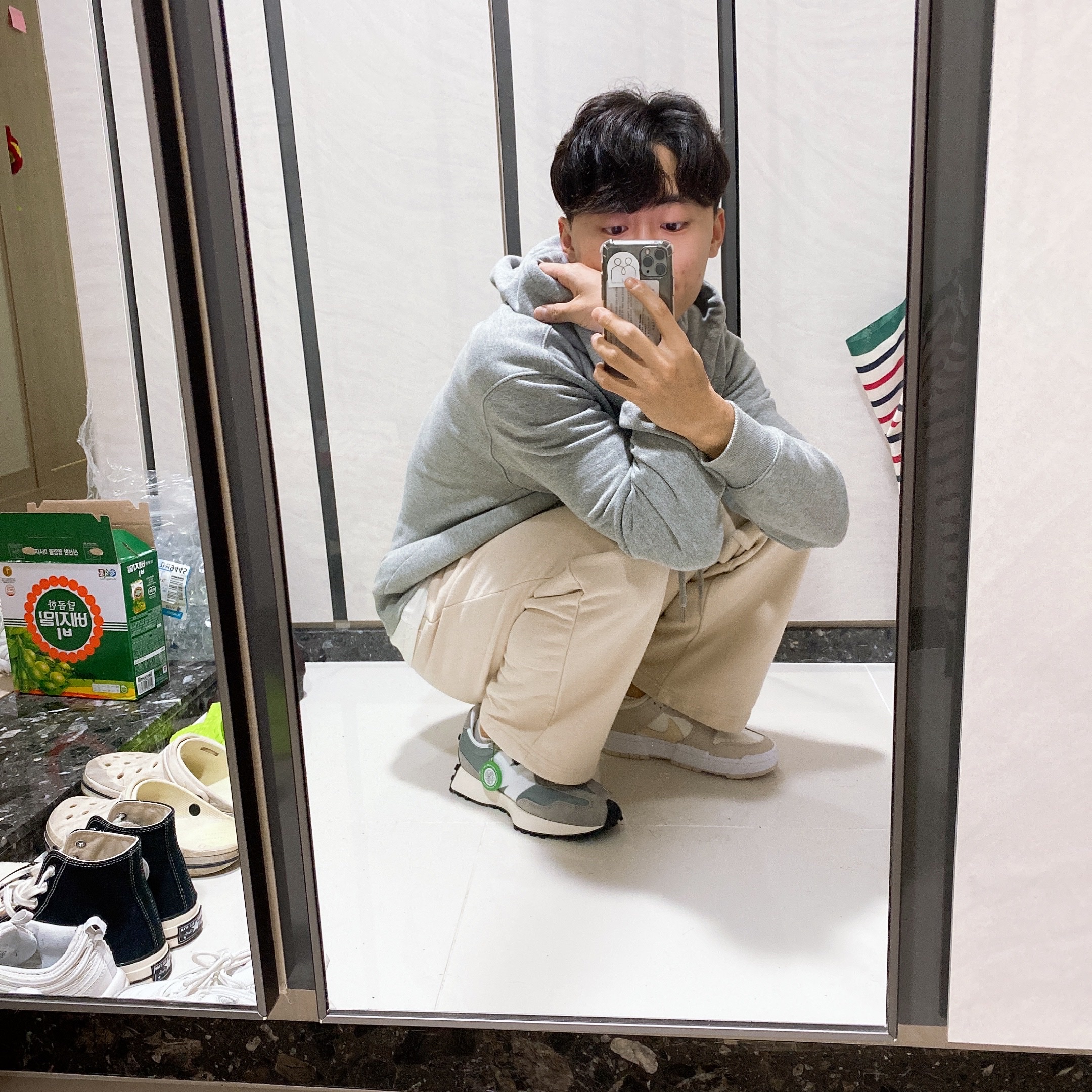 New Balance 327 Grey, (W) Nike Dunk Low Disrupt Desert Sand 착용 스타일