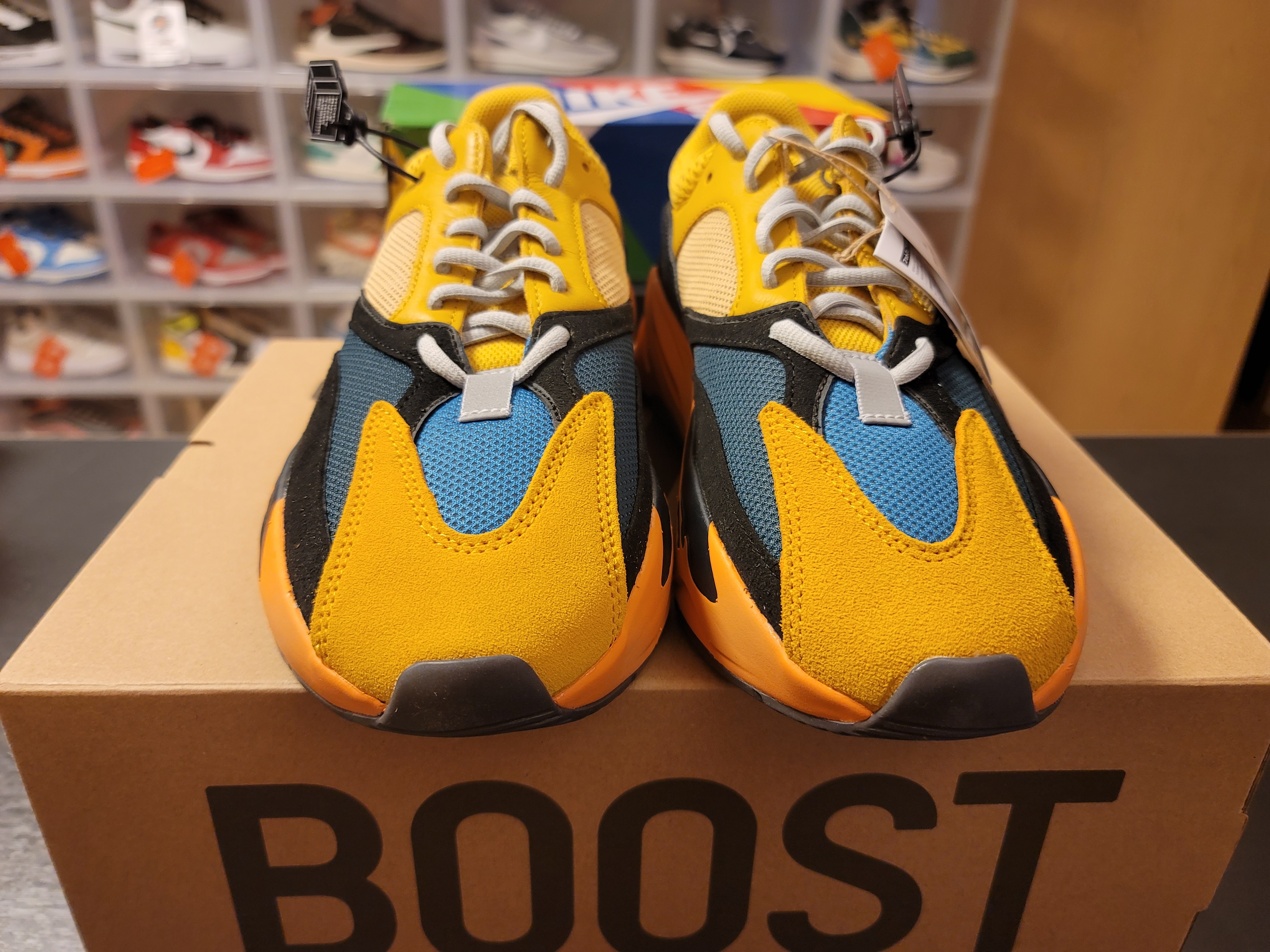 Adidas Yeezy Boost 700 Sun 착용 스타일 - 1