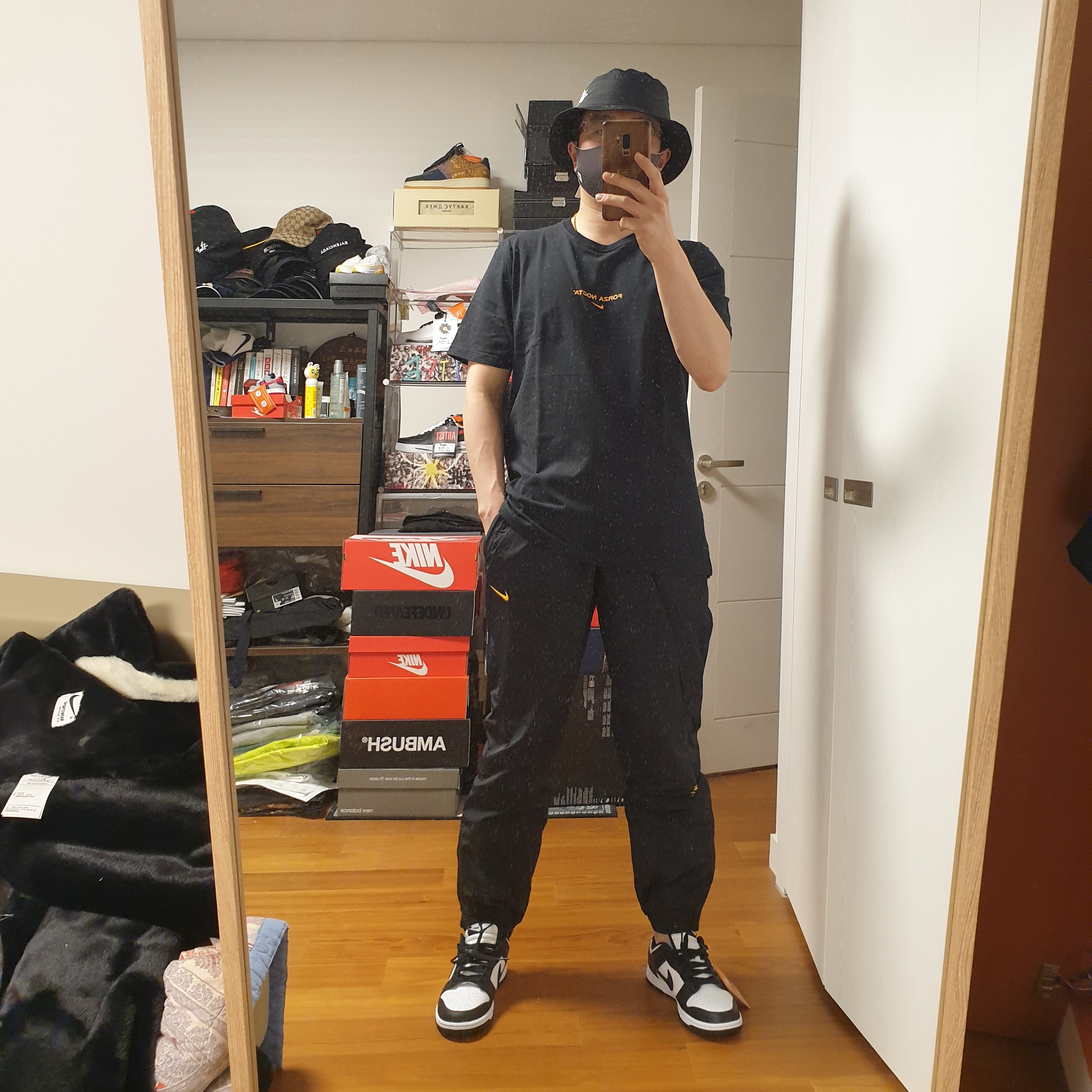Nike x Stussy Bucket Hat Black, Nike x Drake Nocta Essential Track Pants Black - Asia 착용 스타일 - 2