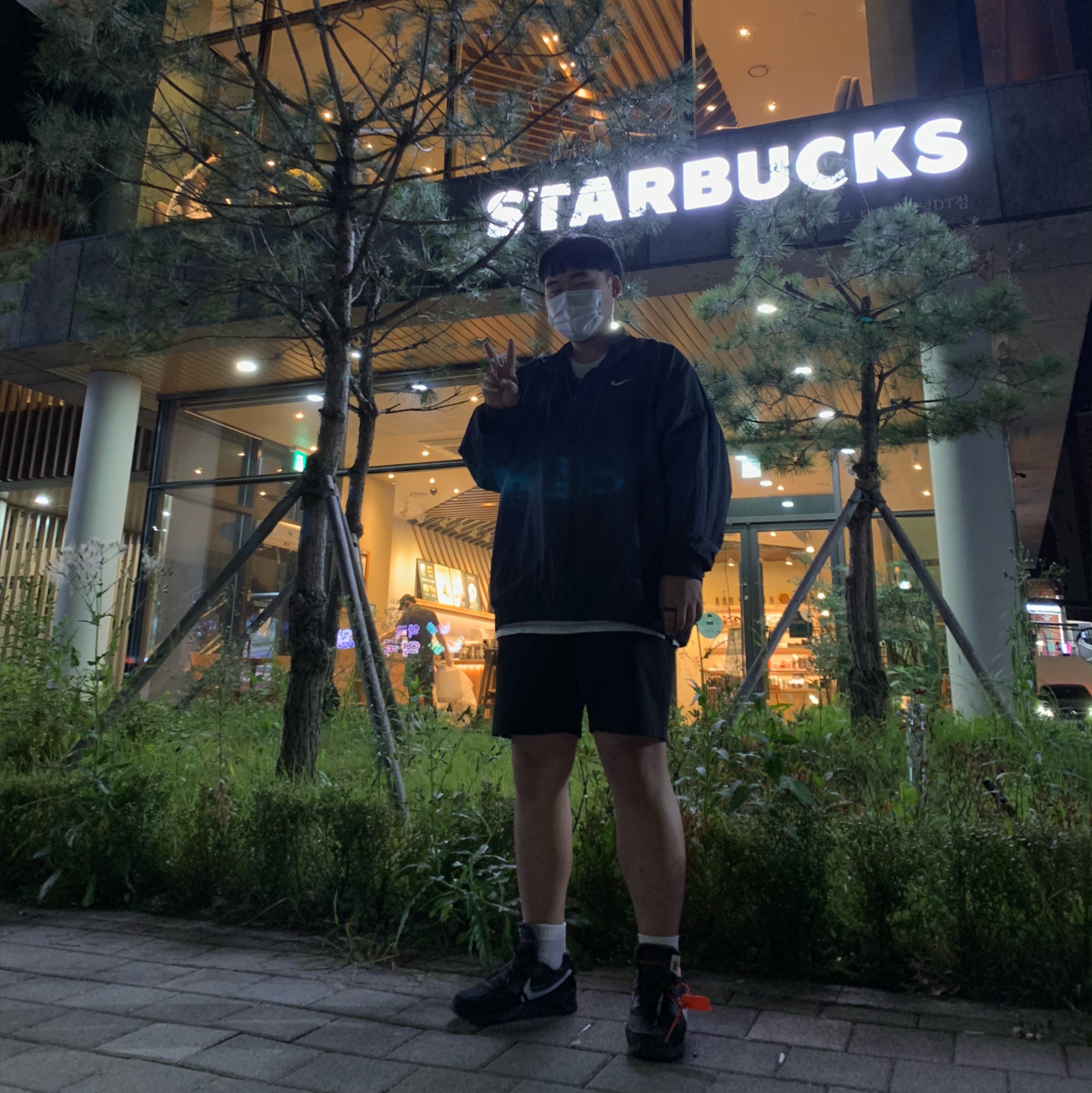 Nike x Off-White Air Max 90 V2 Black White, Nike x Stussy Windrunner Jacket Off Noir 착용 스타일