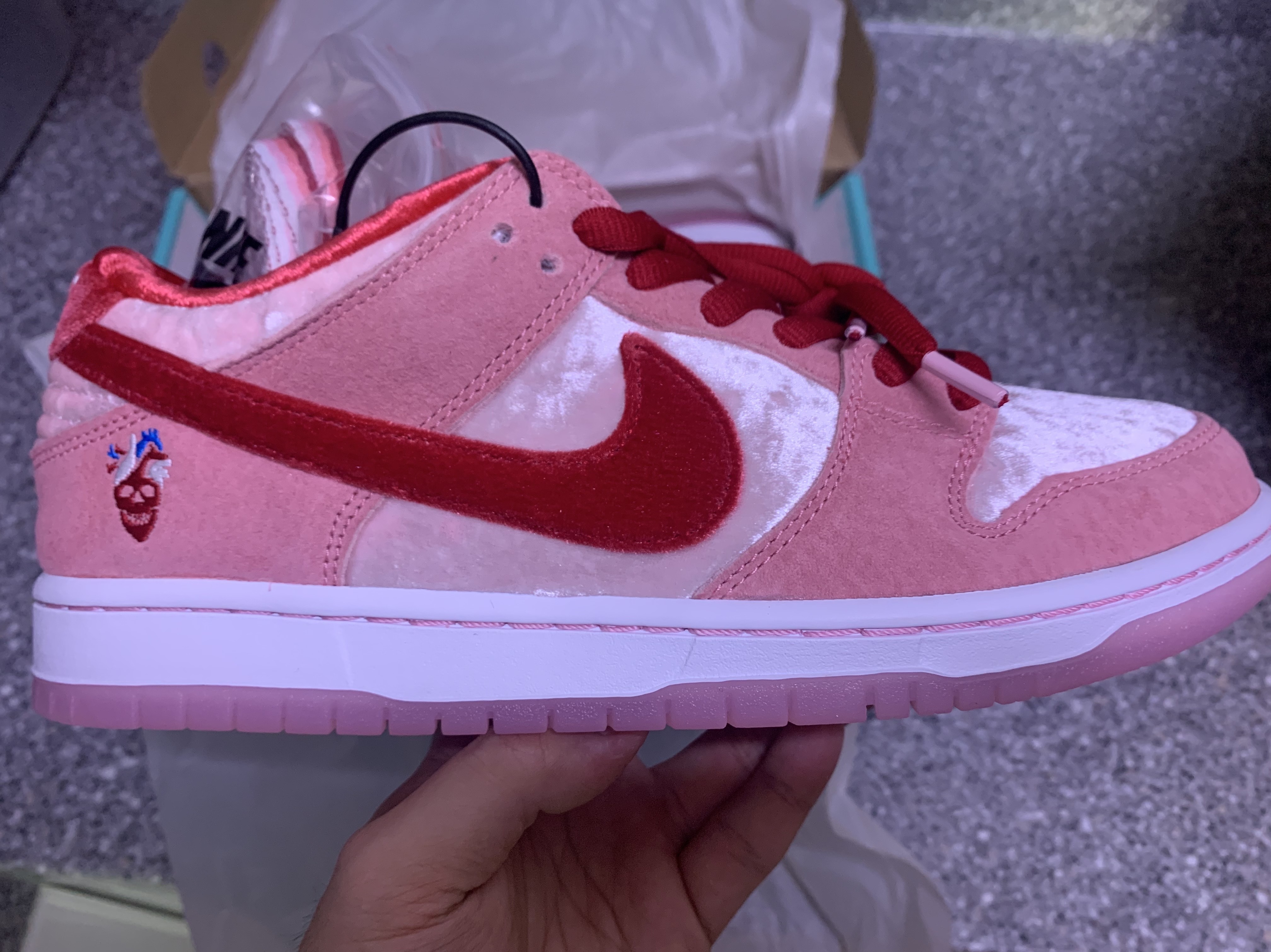 Nike x StrangeLove SB Dunk Low Pink (Regular Box) 착용 스타일 - 1