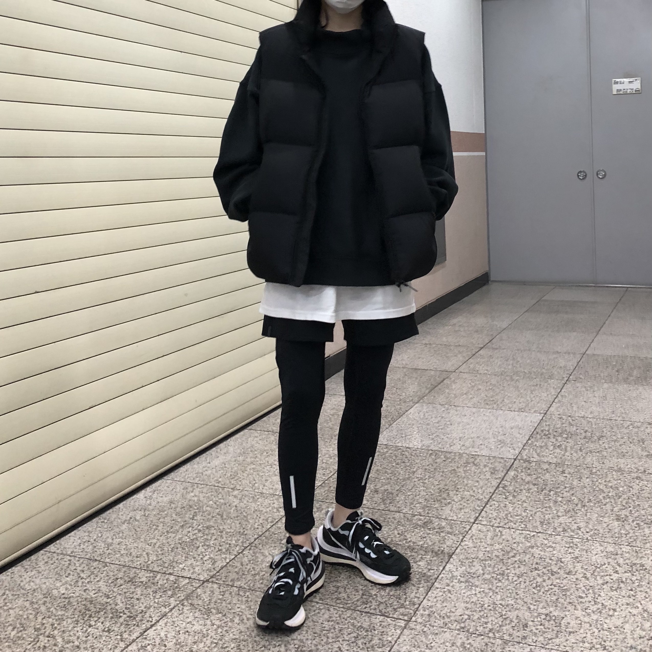 Nike x Sacai VaporWaffle Black White 착용 스타일 - 1