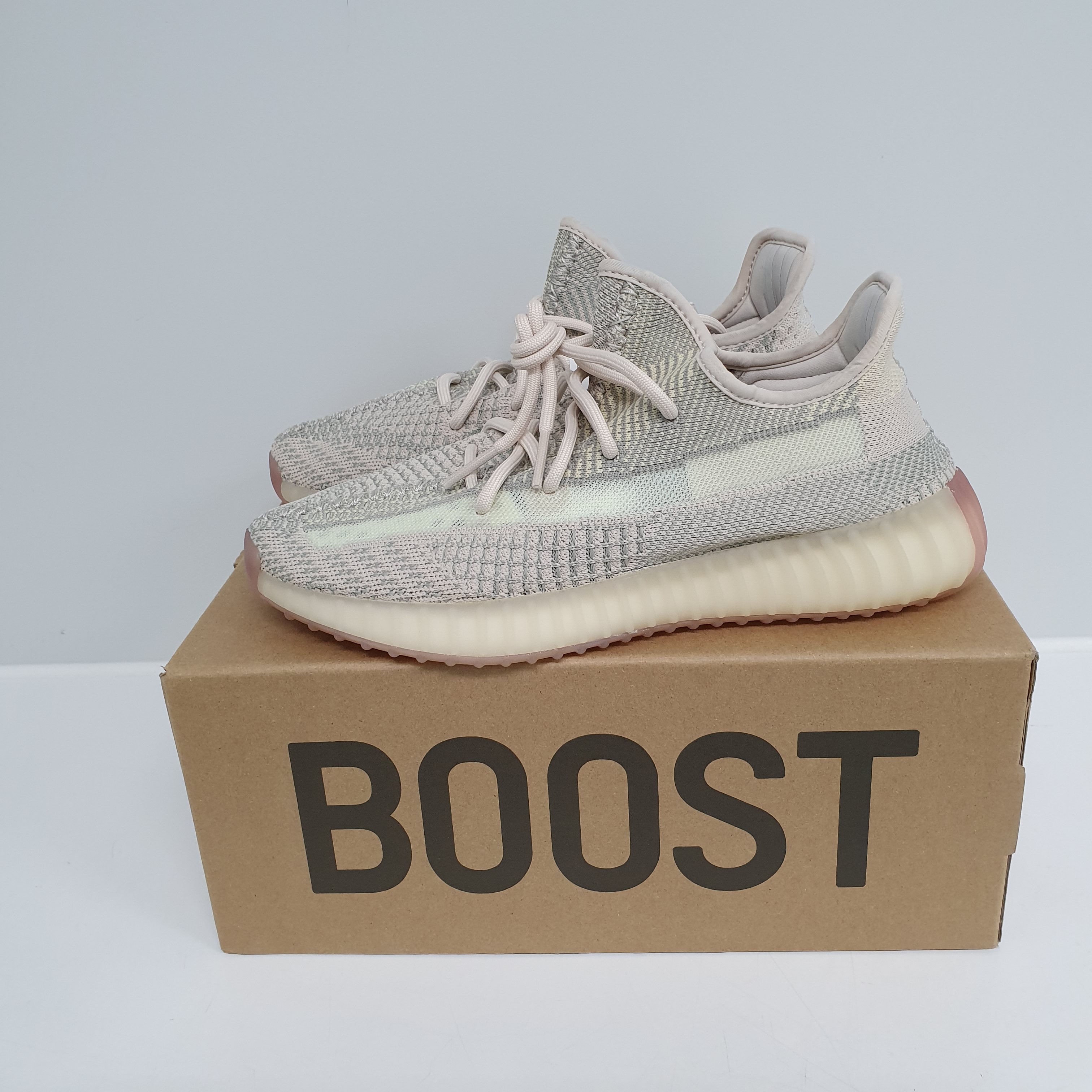 Adidas Yeezy Boost 350 V2 Citrin - Non-Reflective 착용 스타일 - 2