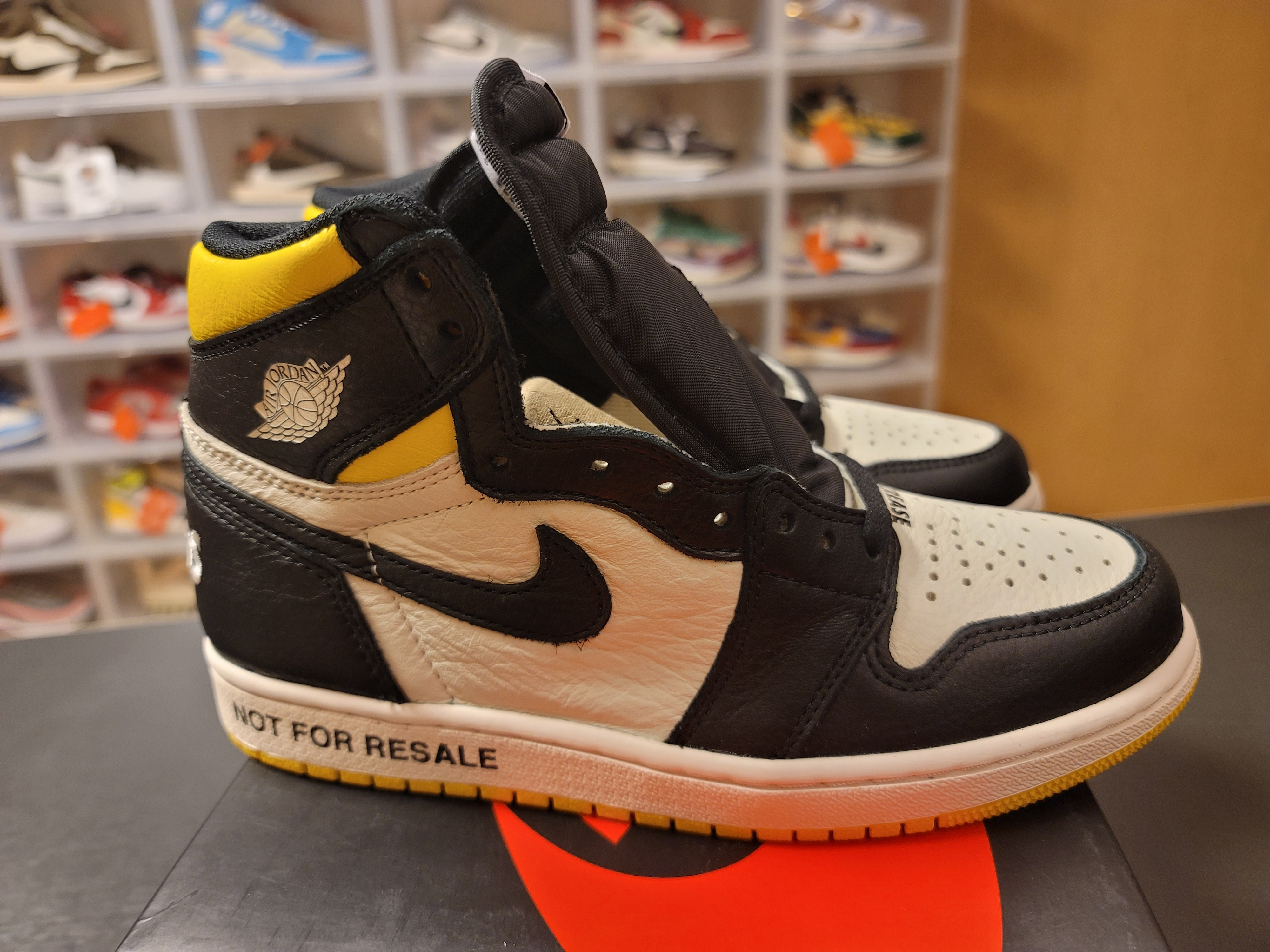 Jordan 1 Retro High Not for Resale Varsity Maize 착용 스타일 - 2