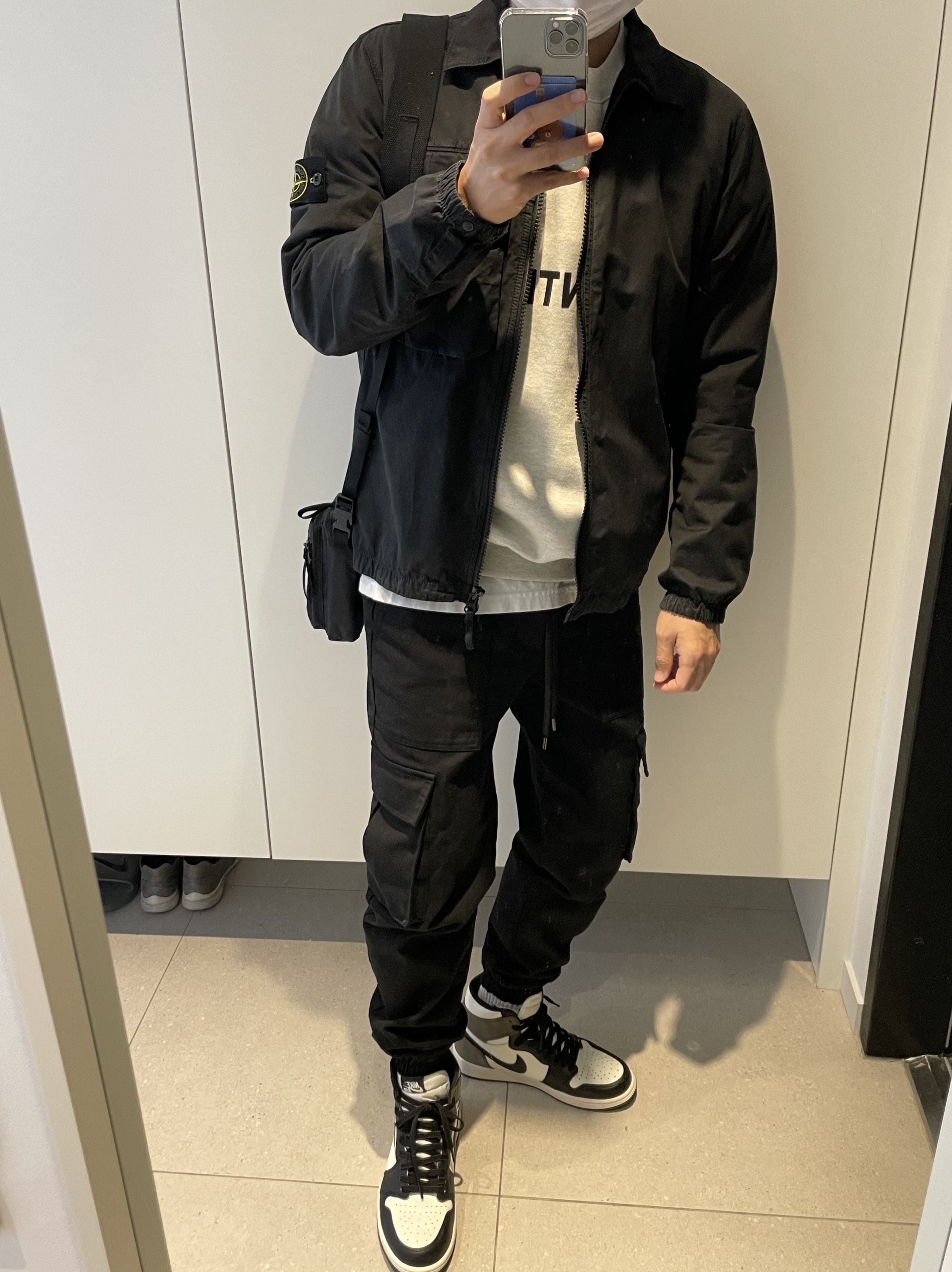 Jordan 1 Retro High OG Black Mocha, Essentials 3D Silicon Applique Crewneck Oatmeal/Oatmeal Heather/Light Heather Oatmeal 2020 착용 스타일