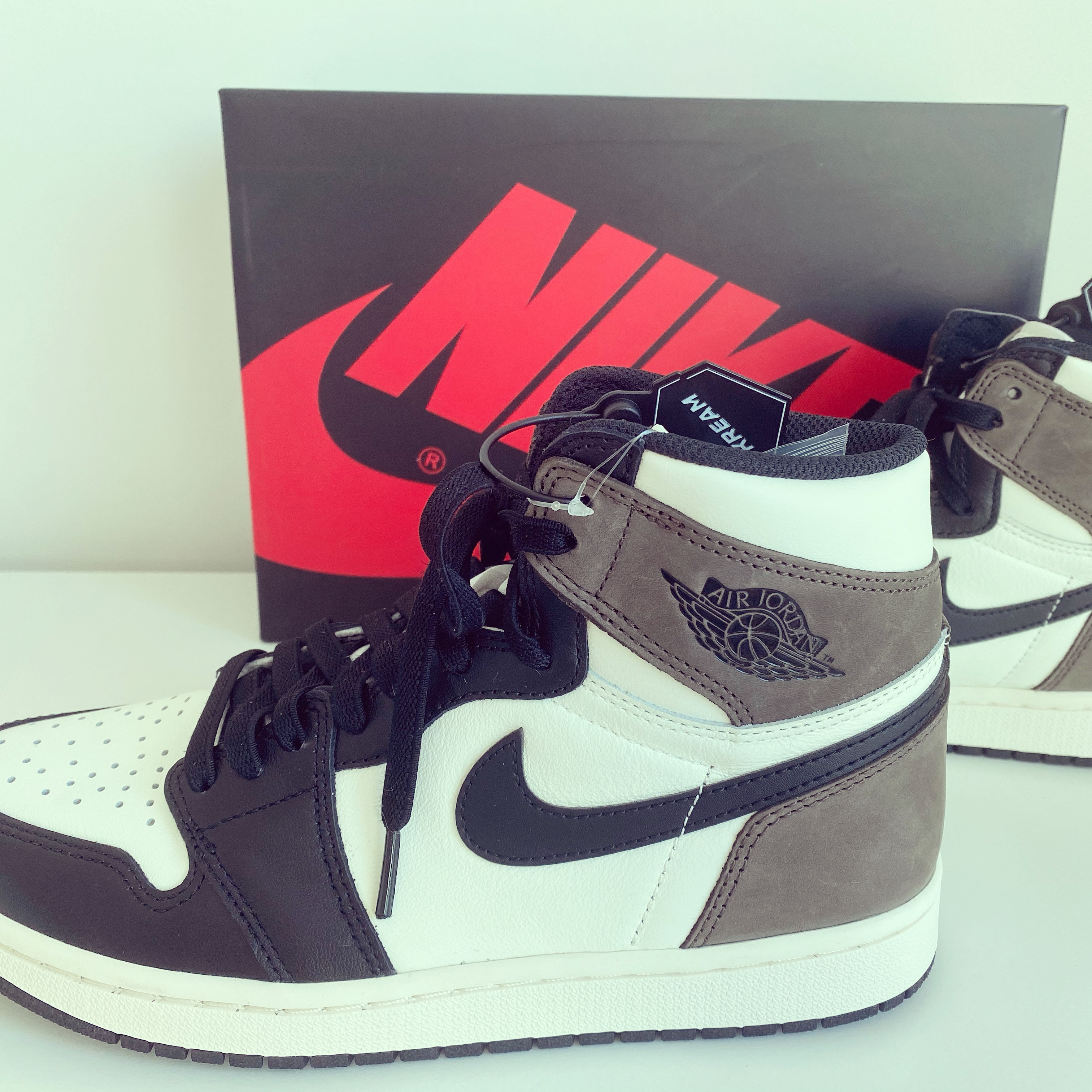 Jordan 1 Retro High OG Black Mocha 착용 스타일
