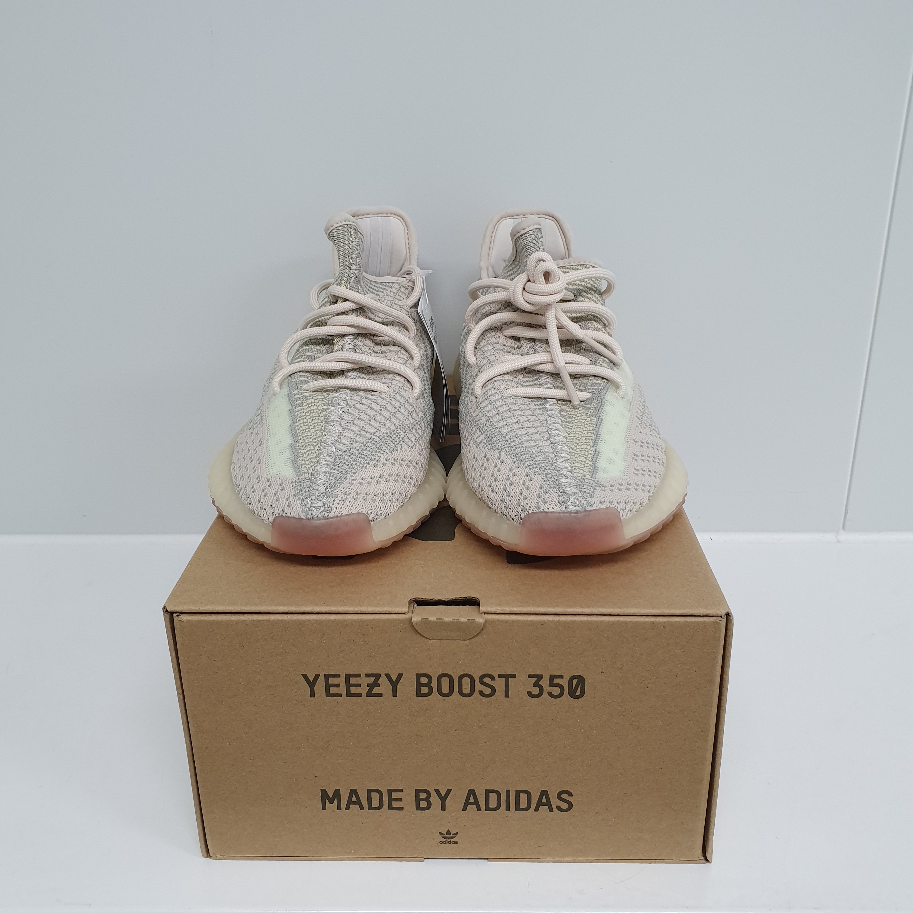 Adidas Yeezy Boost 350 V2 Citrin - Non-Reflective 착용 스타일 - 3