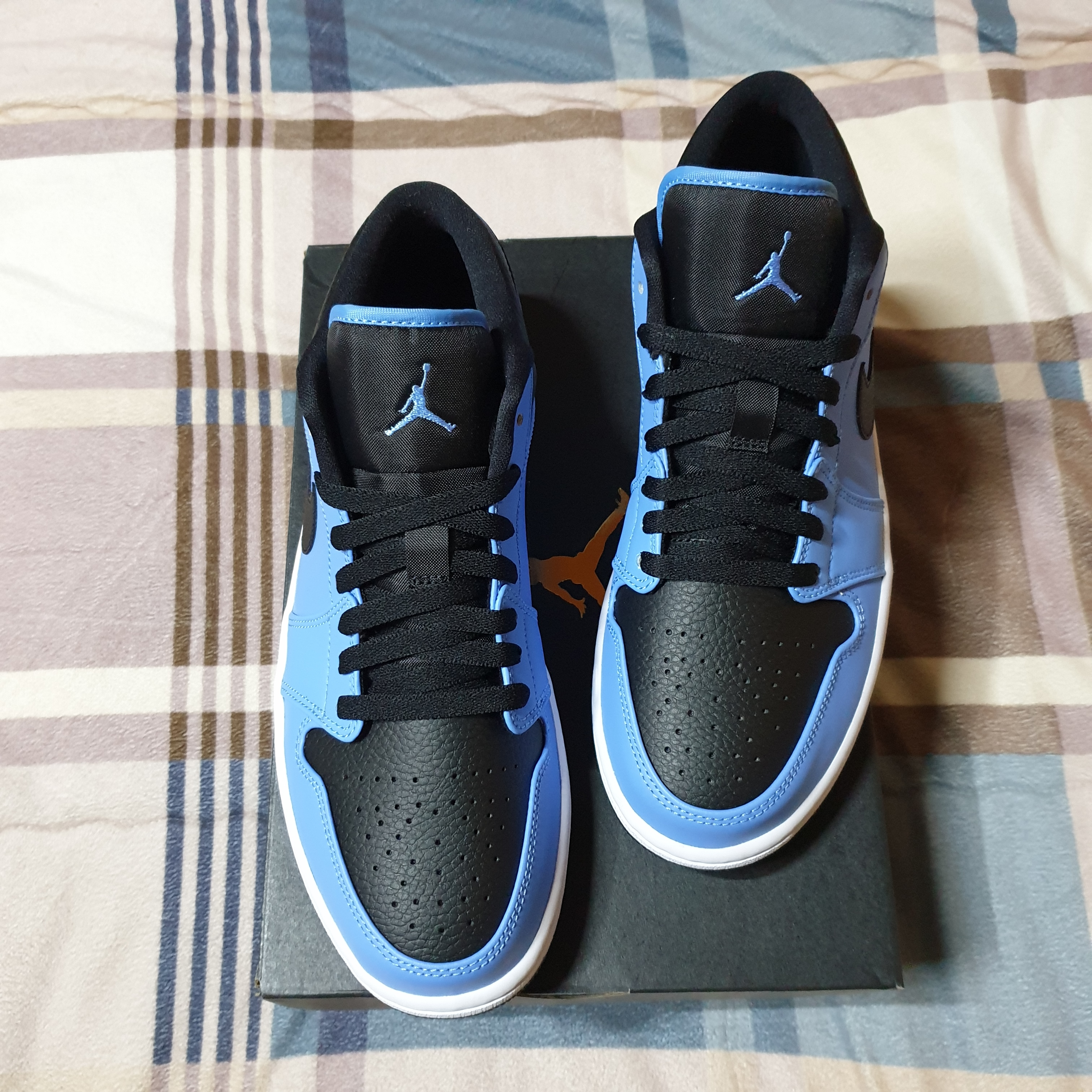 Jordan 1 Low University Blue Black 착용 스타일 - 2