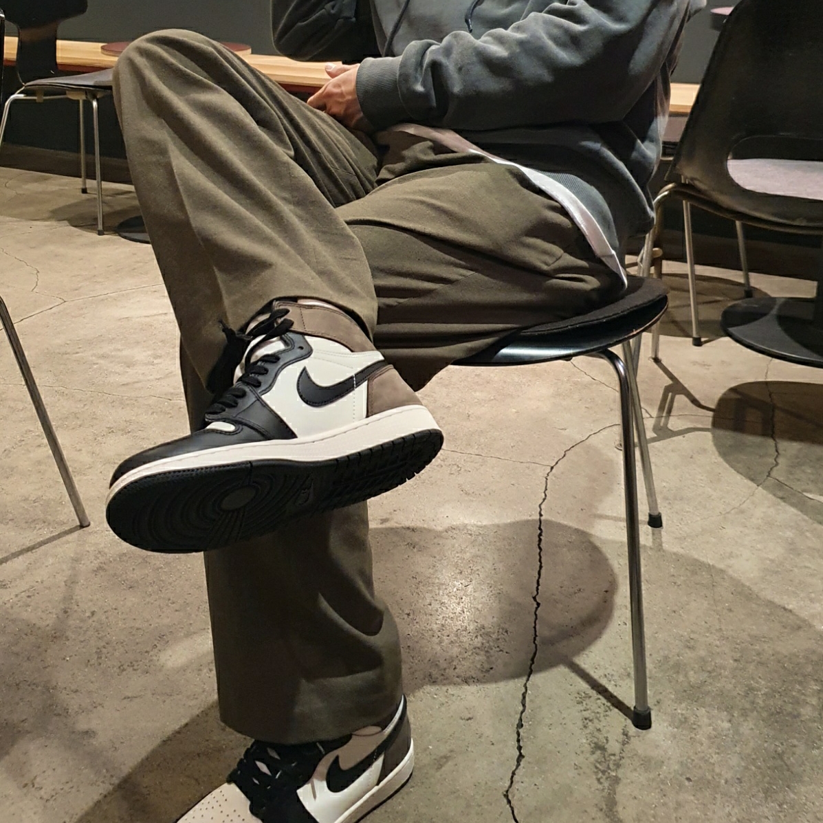 Jordan 1 Retro High OG Black Mocha 착용 스타일