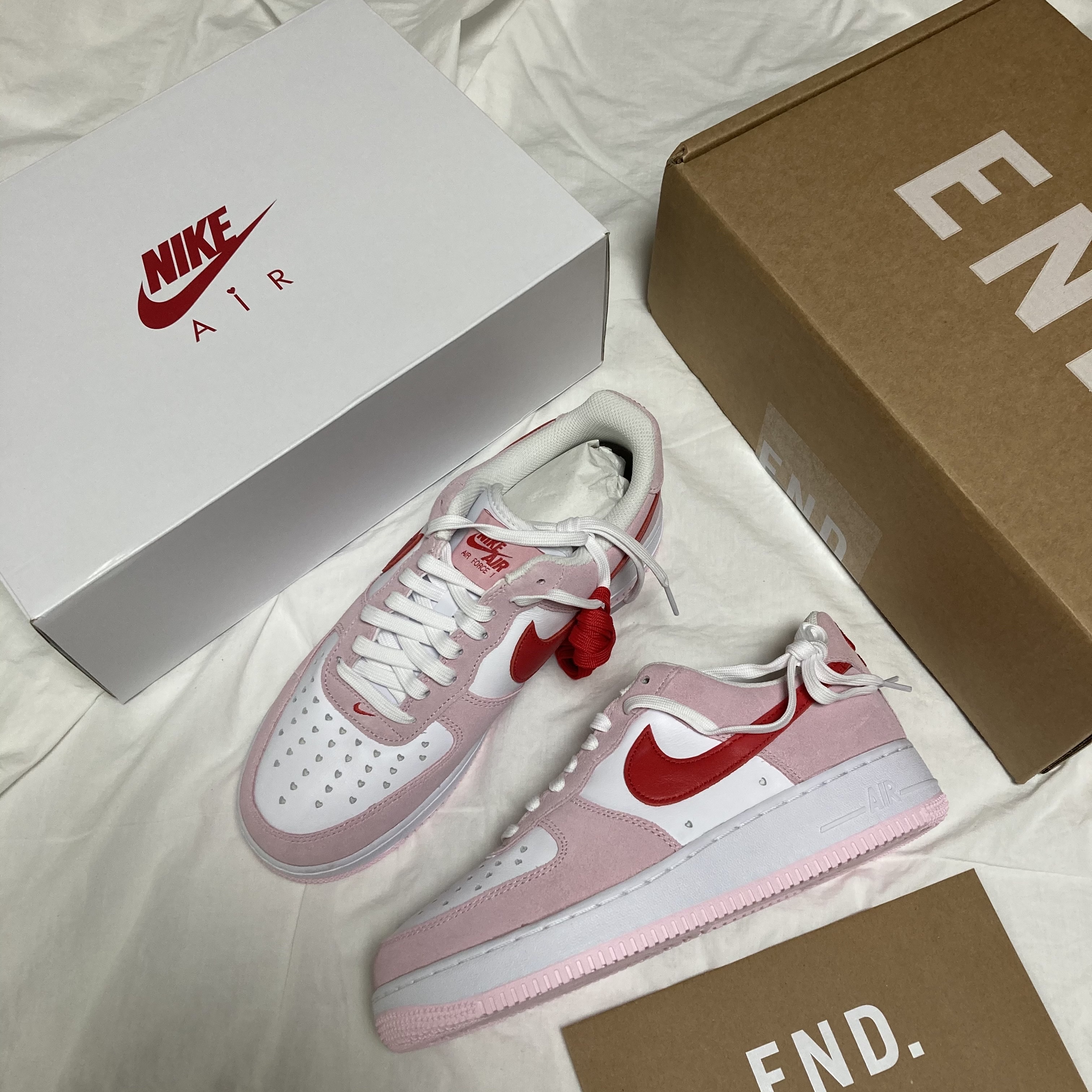 Nike Air Force 1 '07 QS Valentine's Day 착용 스타일