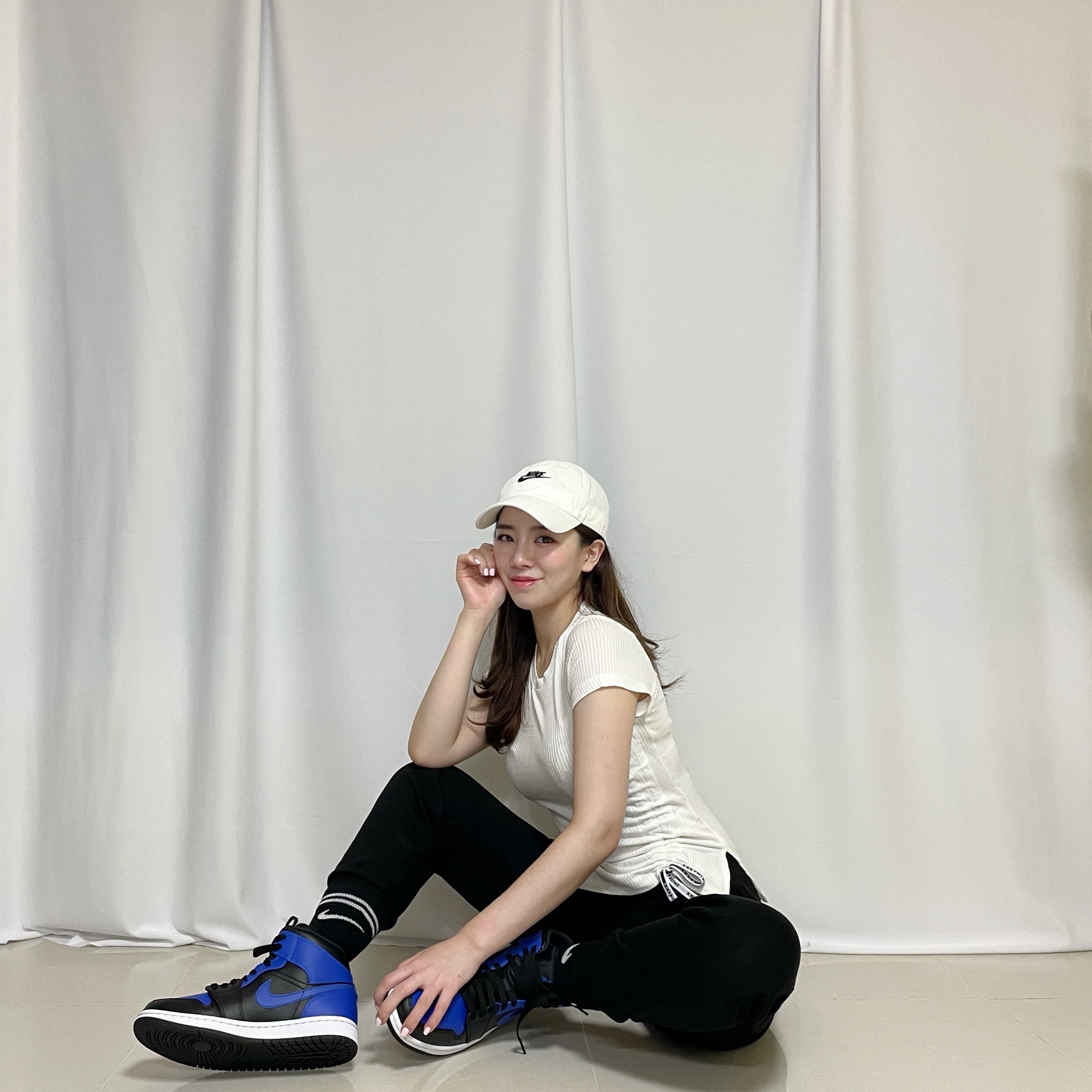 Jordan 1 Mid Black Hyper Royal 착용 스타일