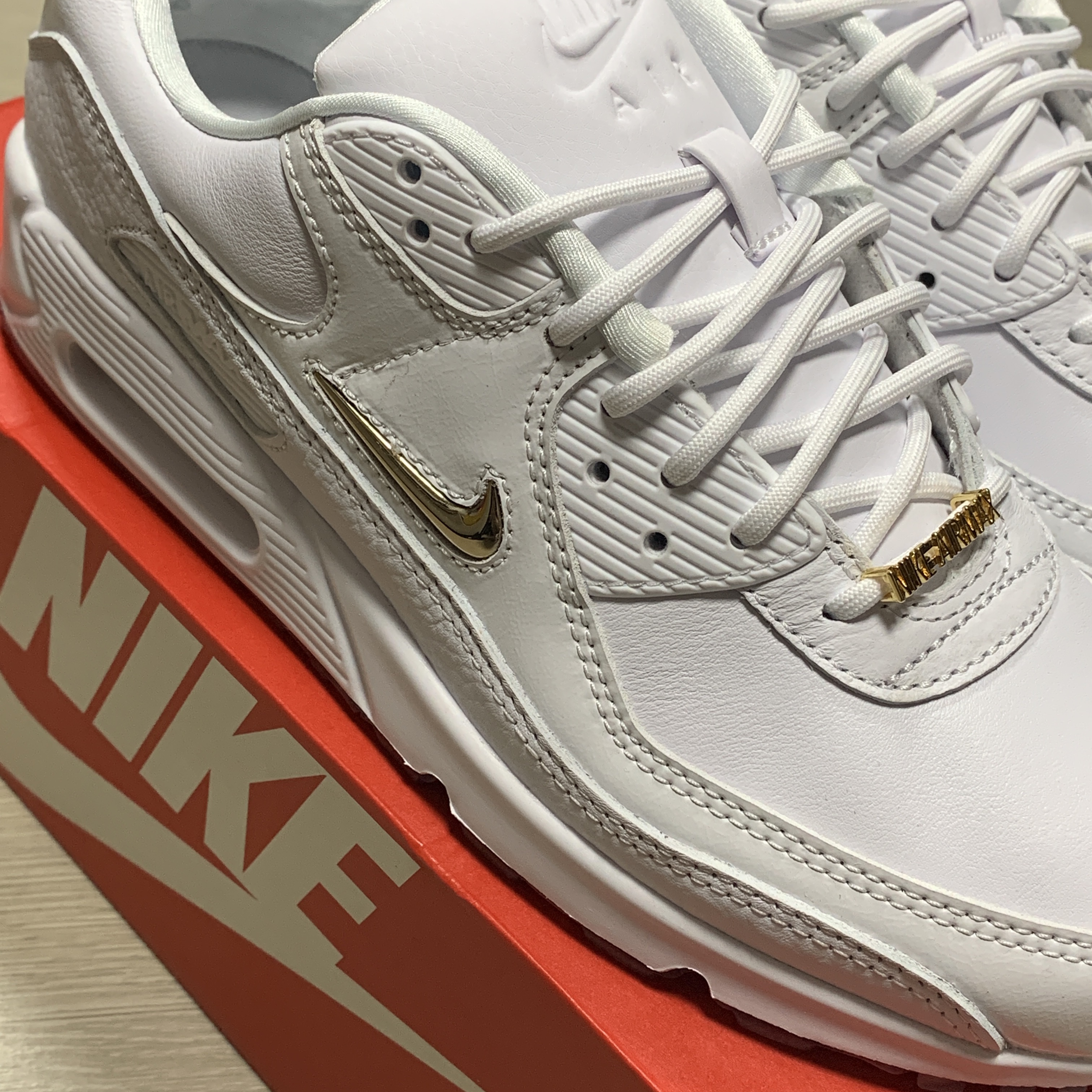 Nike Air Max 90 Pirate Radio White Gold 착용 스타일 - 1