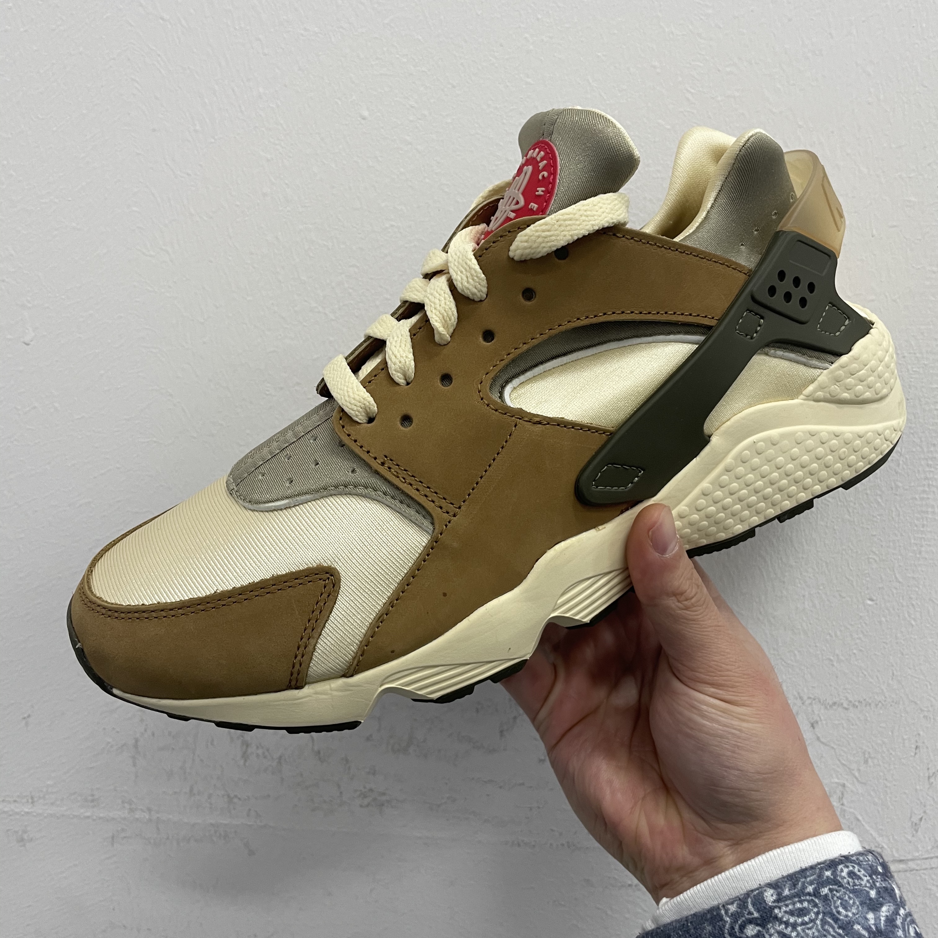 Nike x Stussy Air Huarache LE Desert Oak 착용 스타일