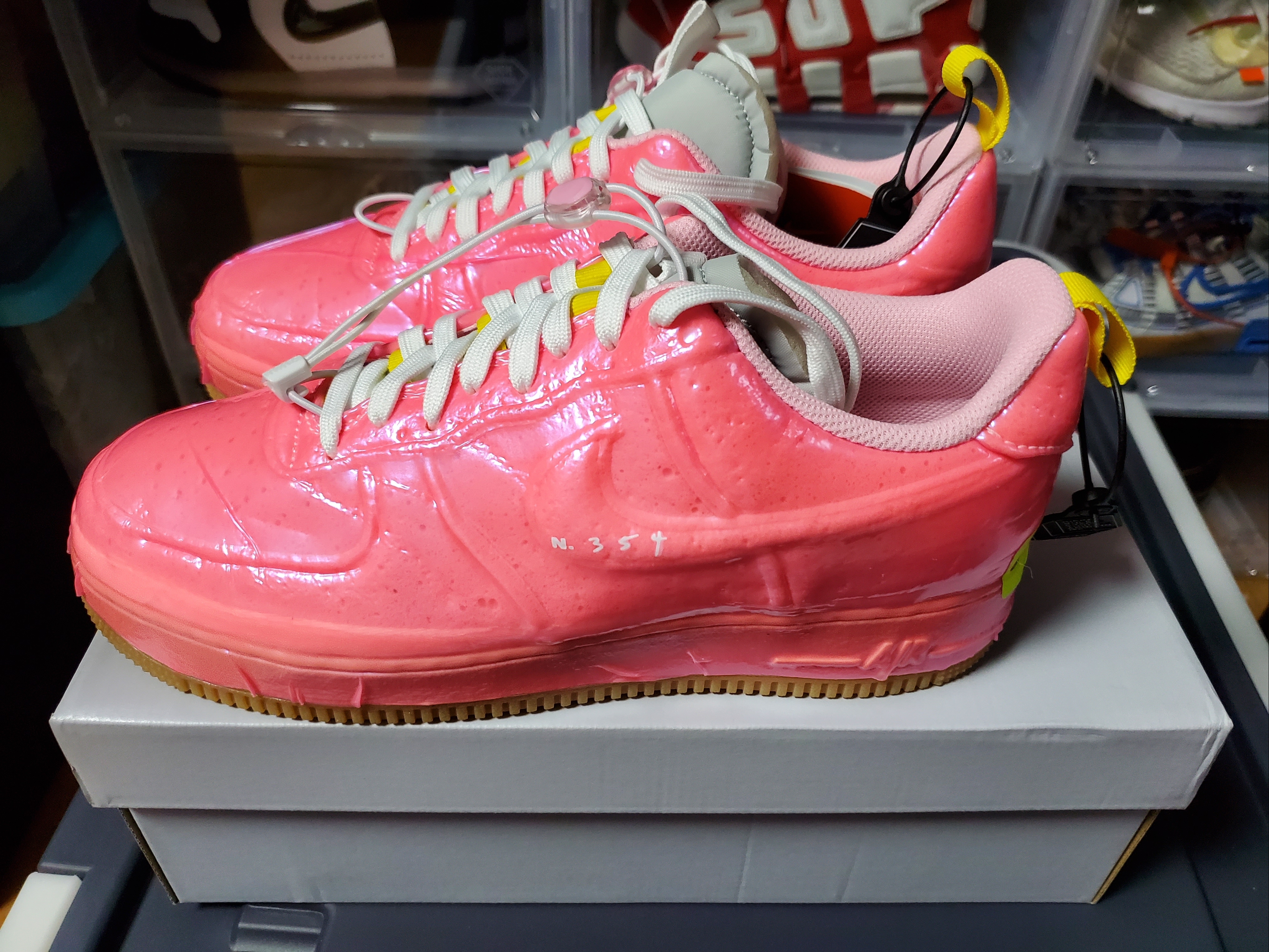 Nike Air Force 1 '07 QS Valentine's Day, Nike Air Force 1 Experimental Racer Pink 착용 스타일 - 5