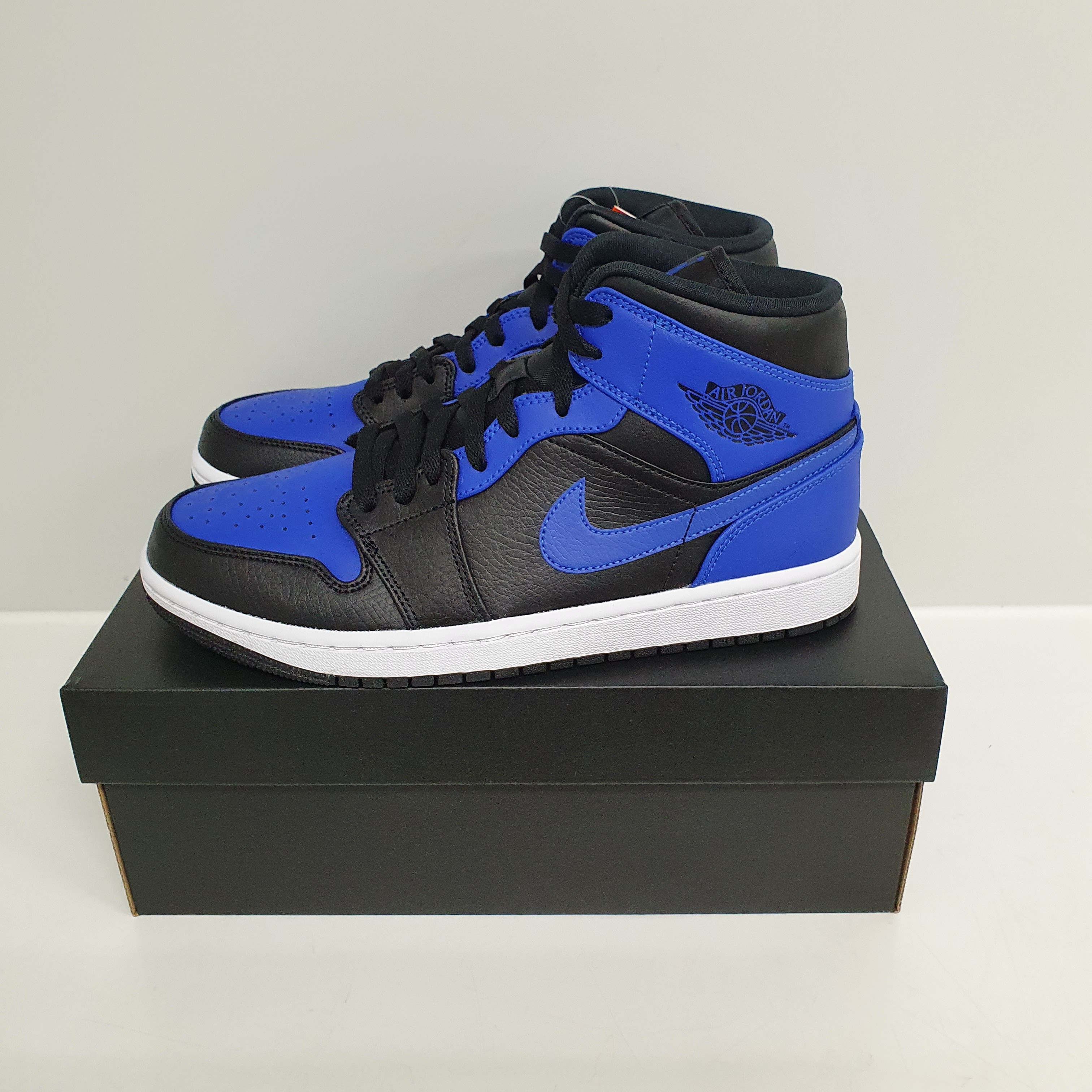 Jordan 1 Mid Black Hyper Royal 착용 스타일 - 2