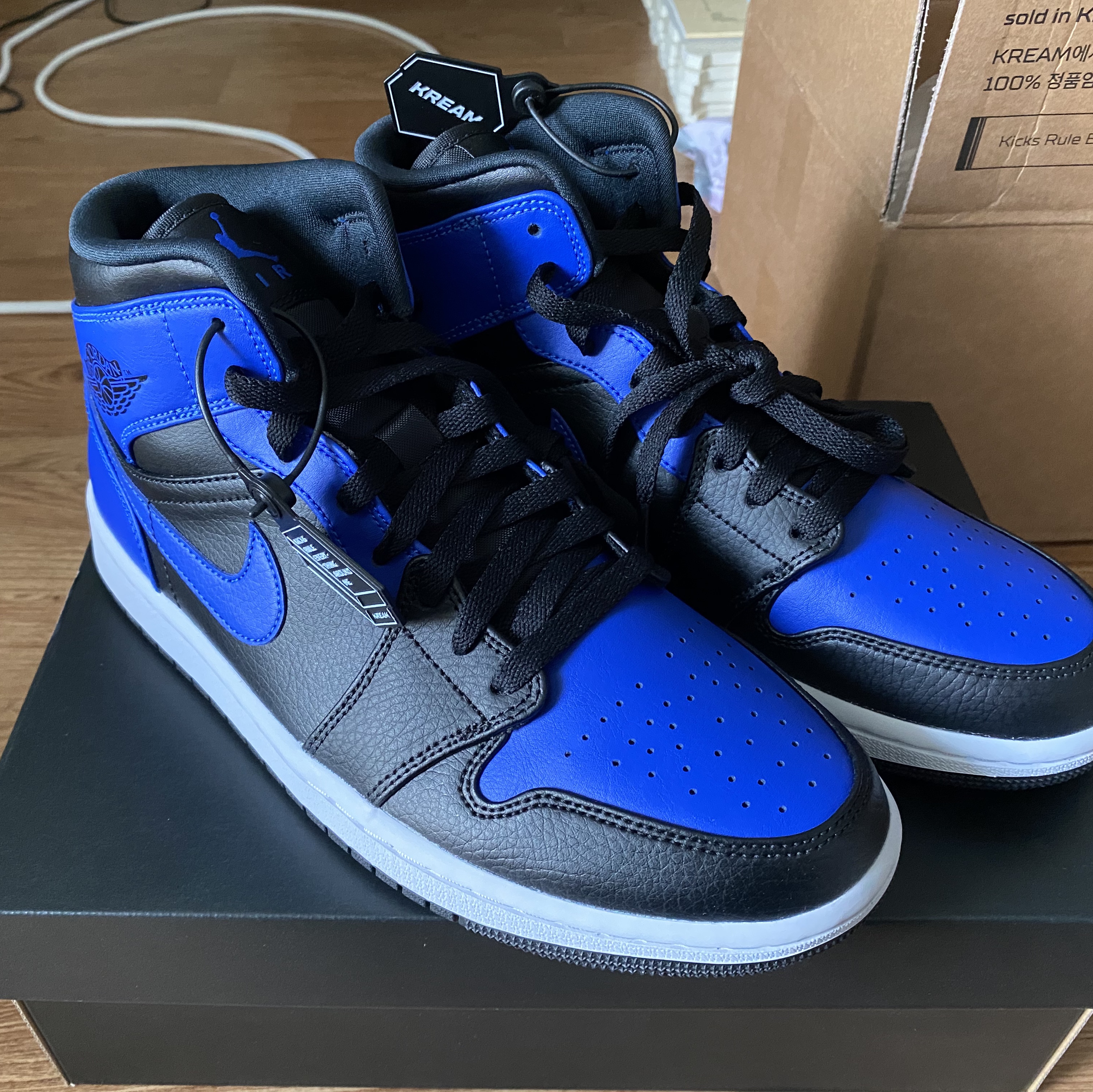 Jordan 1 Mid Black Hyper Royal 착용 스타일