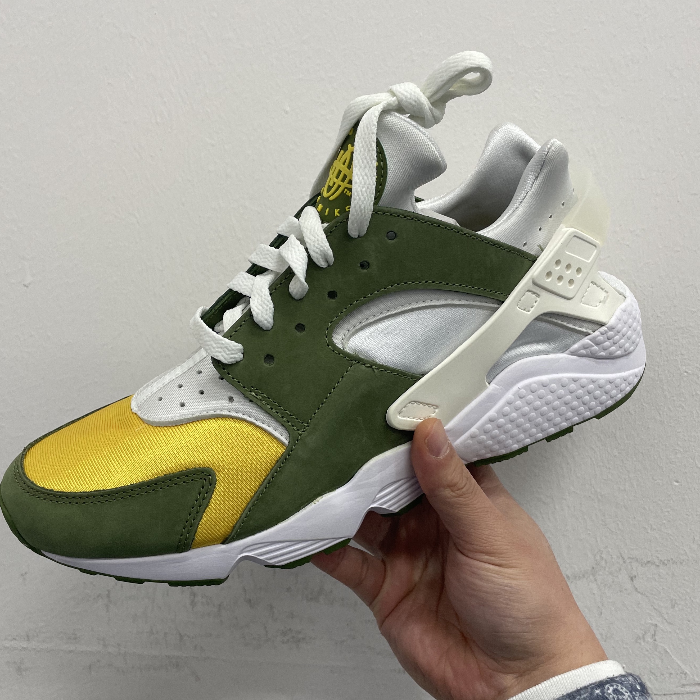 Nike x Stussy Air Huarache LE Dark Olive 착용 스타일