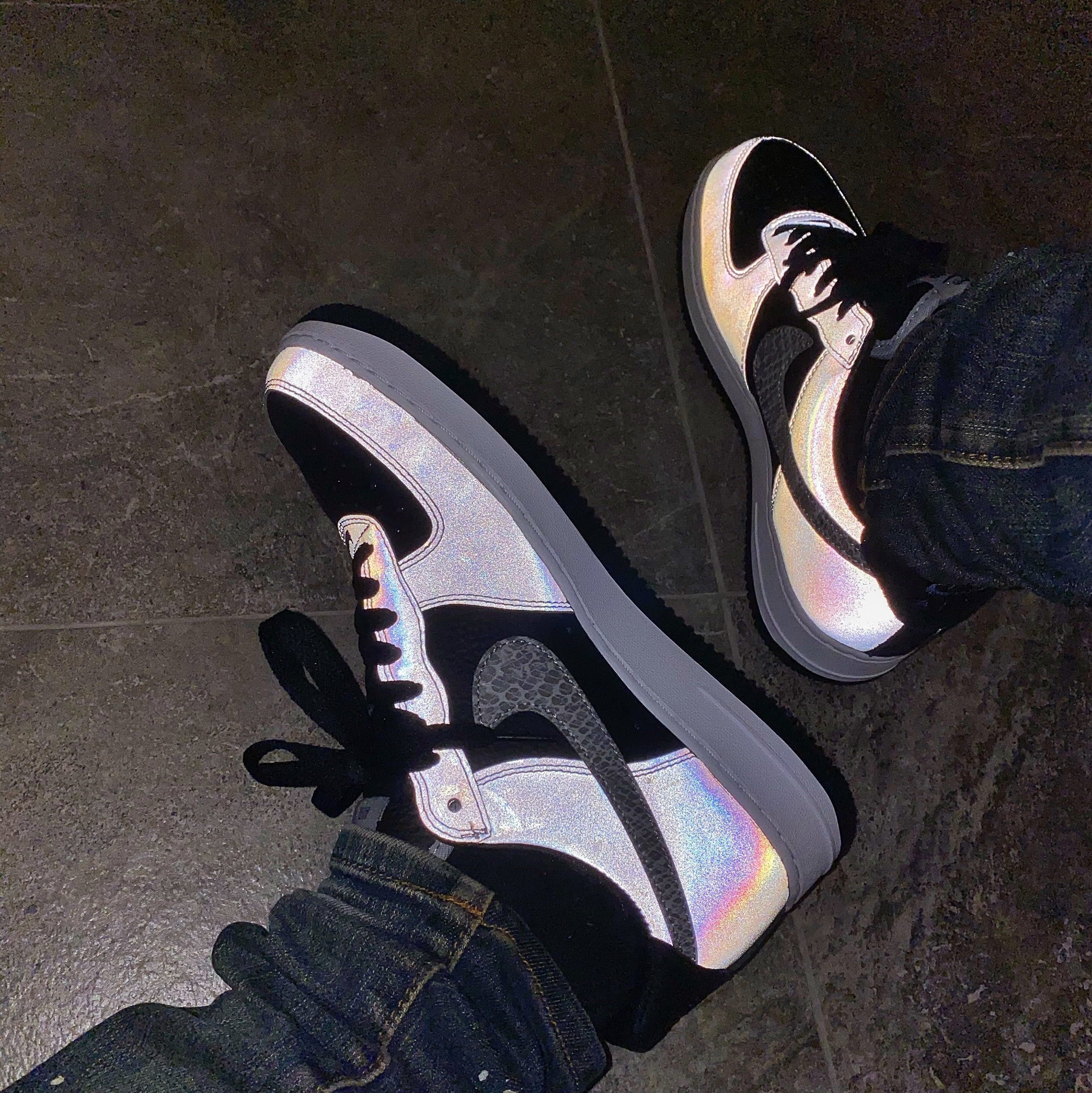 Nike Air Force 1 B Silver Snake 착용 스타일 - 1
